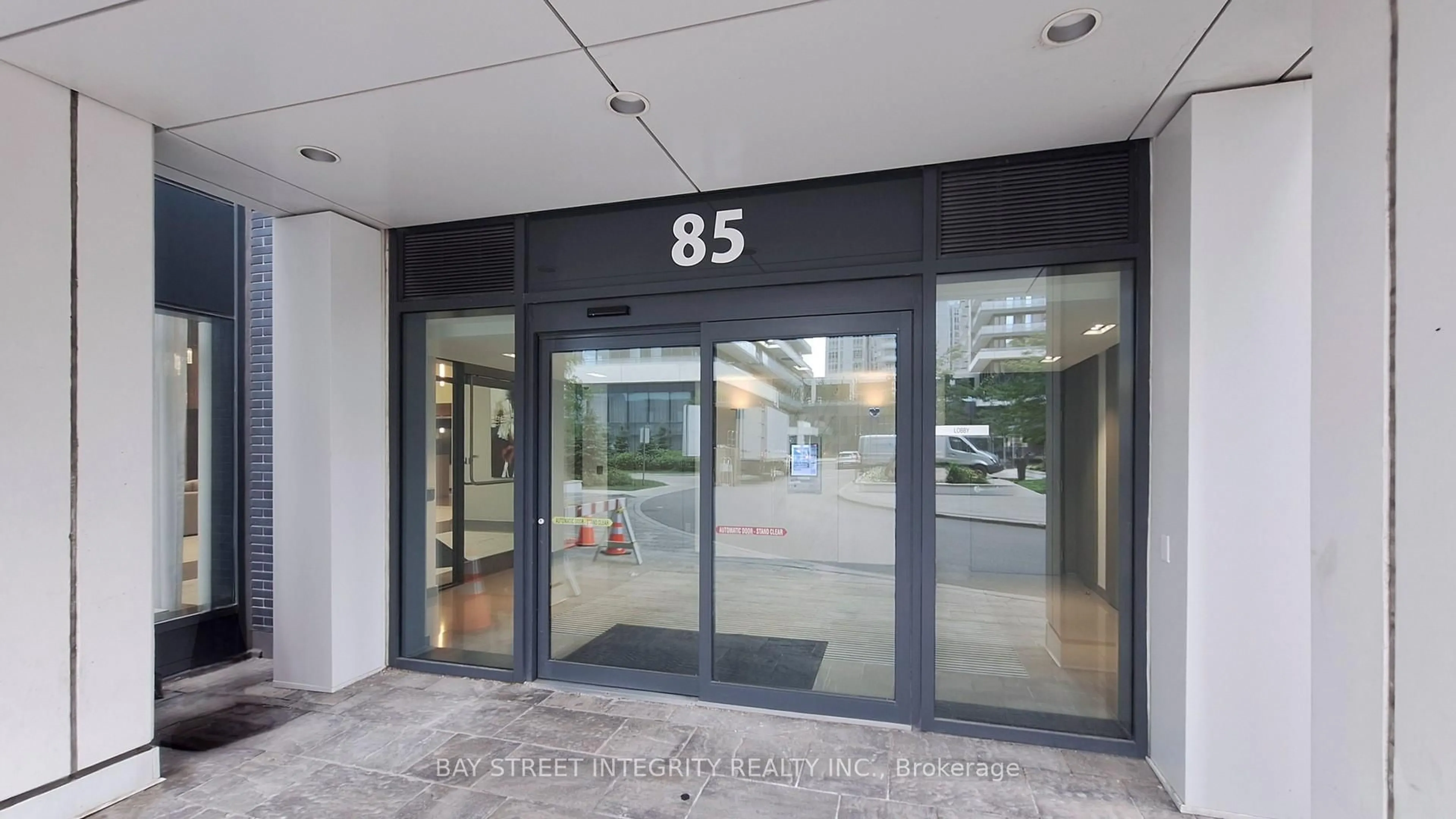 Indoor foyer for 85 Oneida Cres #809, Richmond Hill Ontario L4B 0H4