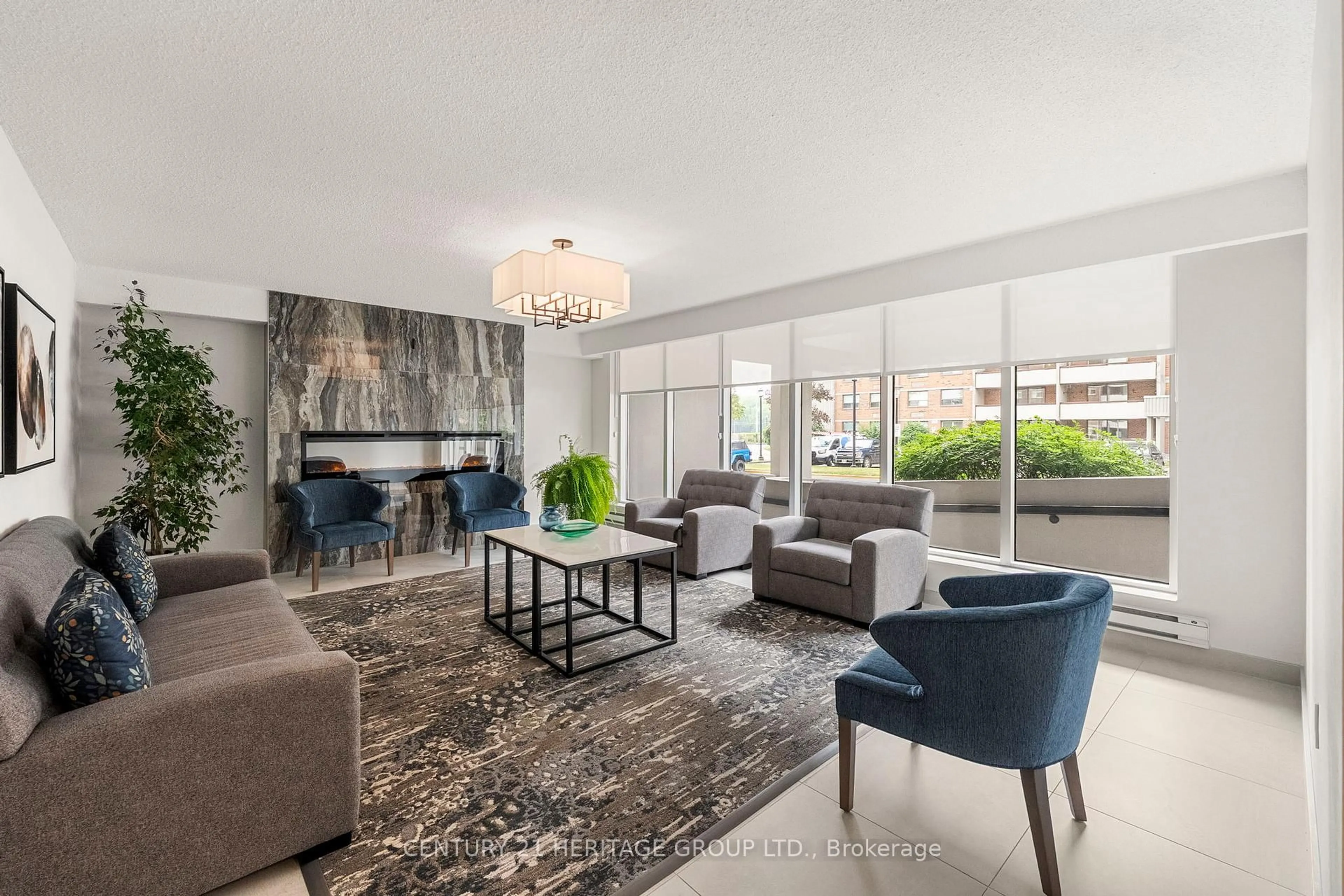Living room with furniture, unknown for 40 William Roe Blvd, Newmarket Ontario L3Y 5N4