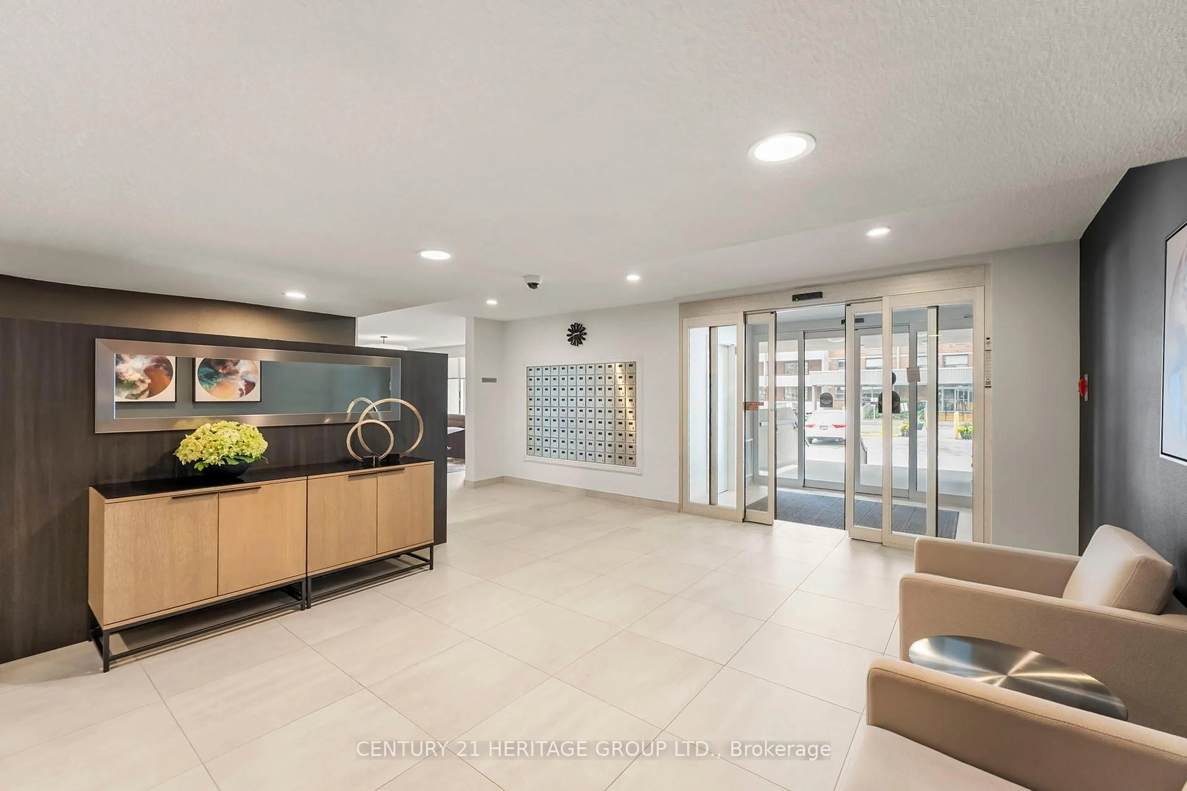 Indoor foyer for 40 William Roe Blvd, Newmarket Ontario L3Y 5N4