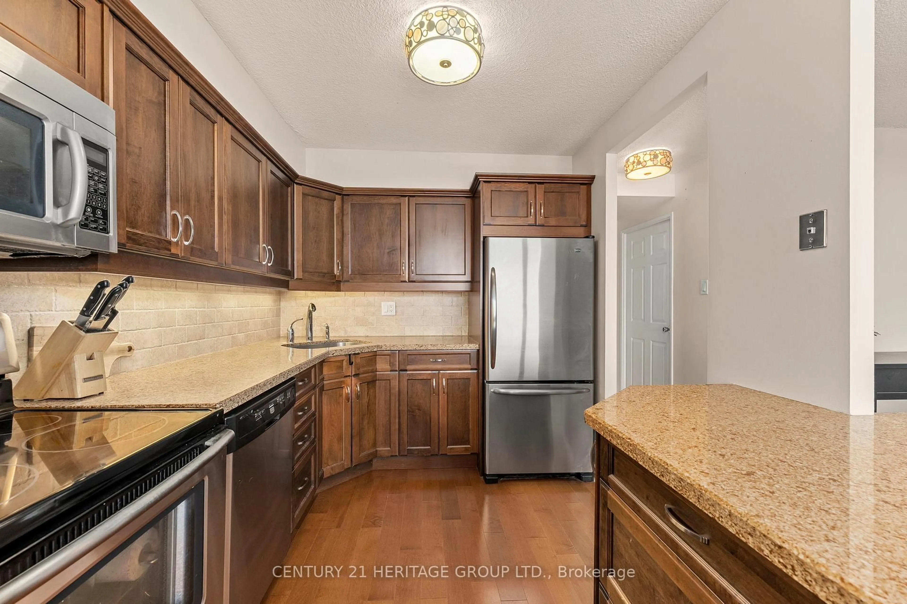 Standard kitchen, ceramic/tile floor for 40 William Roe Blvd, Newmarket Ontario L3Y 5N4