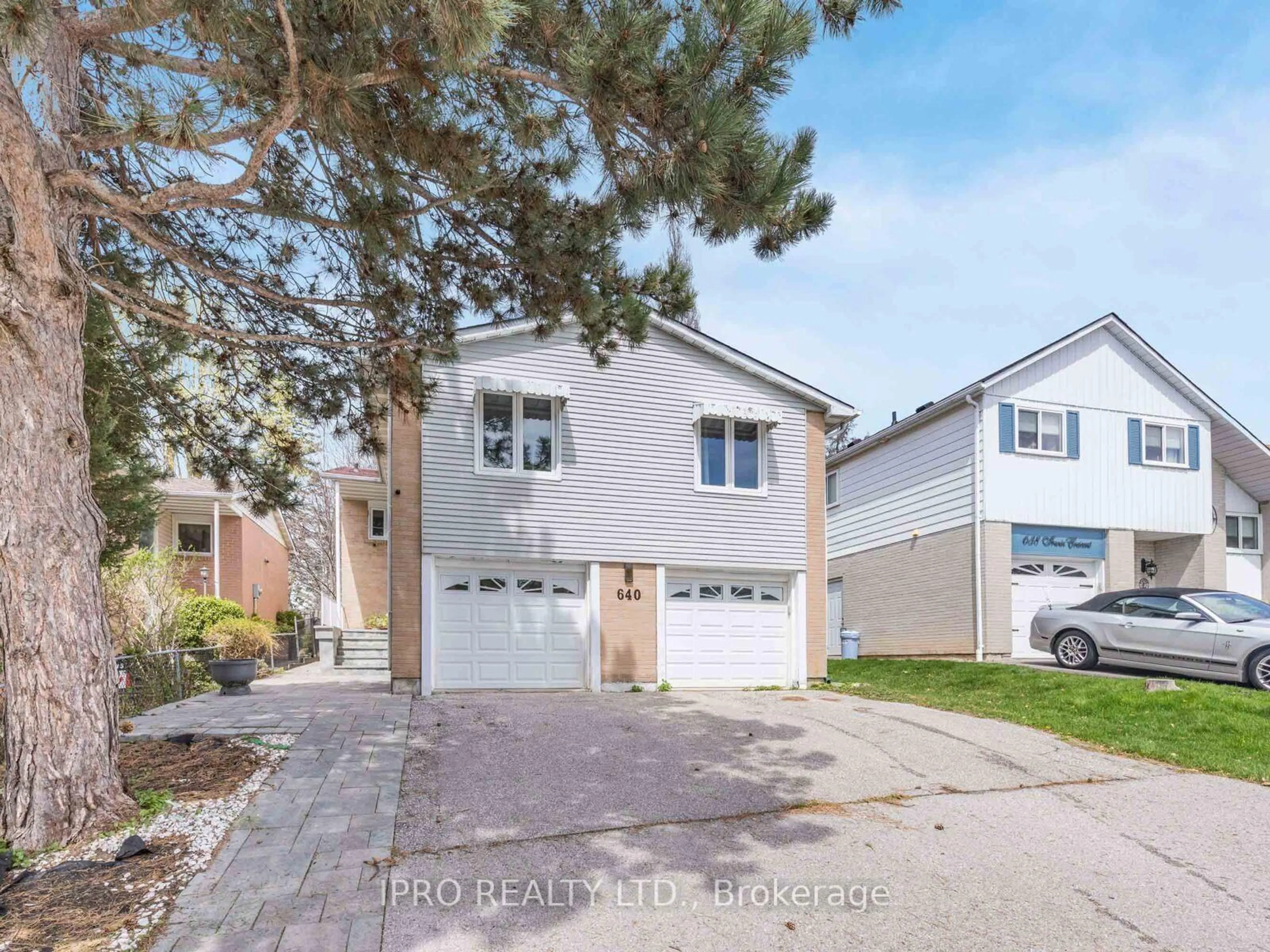 Home with vinyl exterior material, street for 640 Irwin Cres, Newmarket Ontario L3Y 5A2