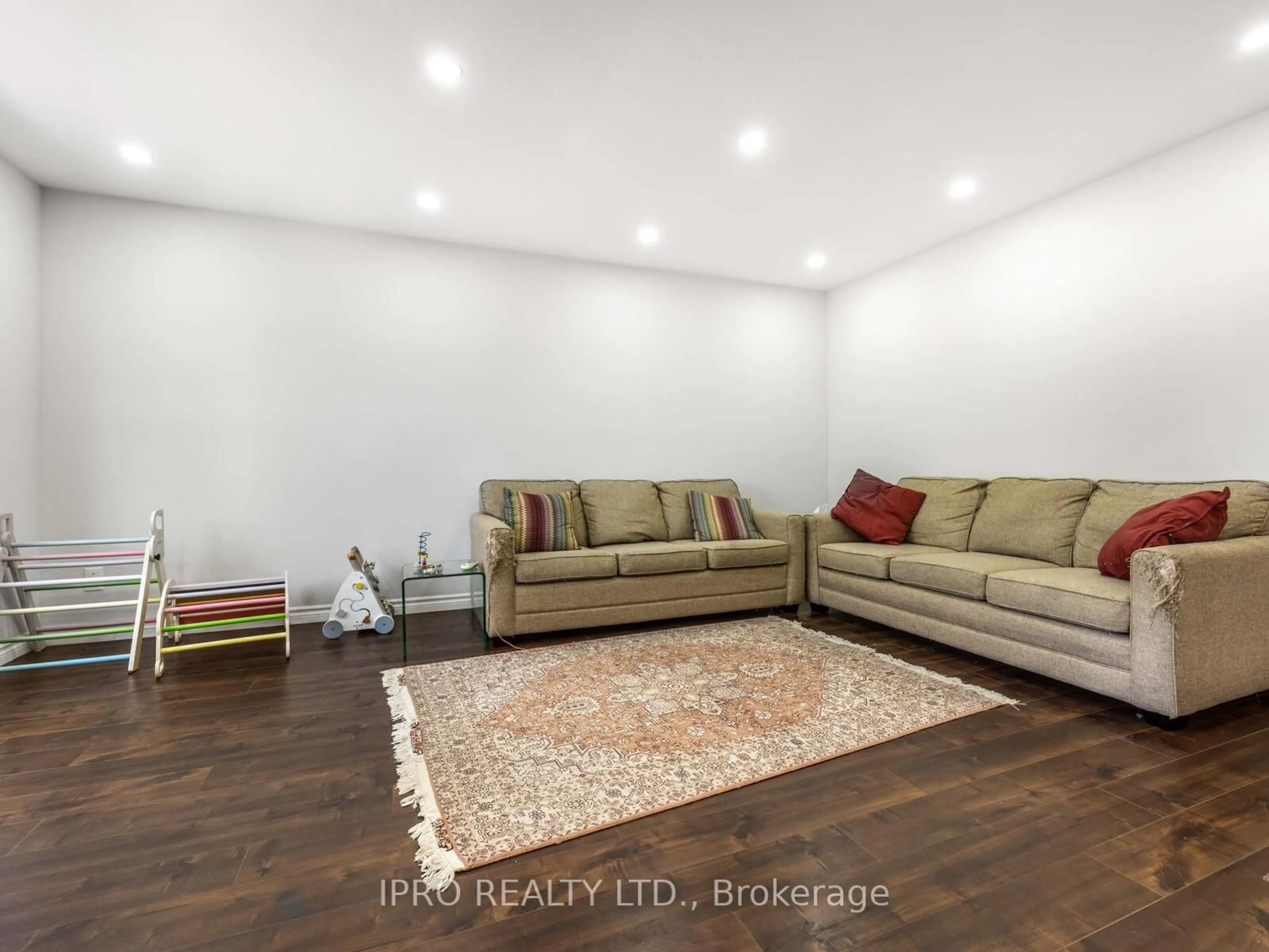 Living room with furniture, wood/laminate floor for 640 Irwin Cres, Newmarket Ontario L3Y 5A2