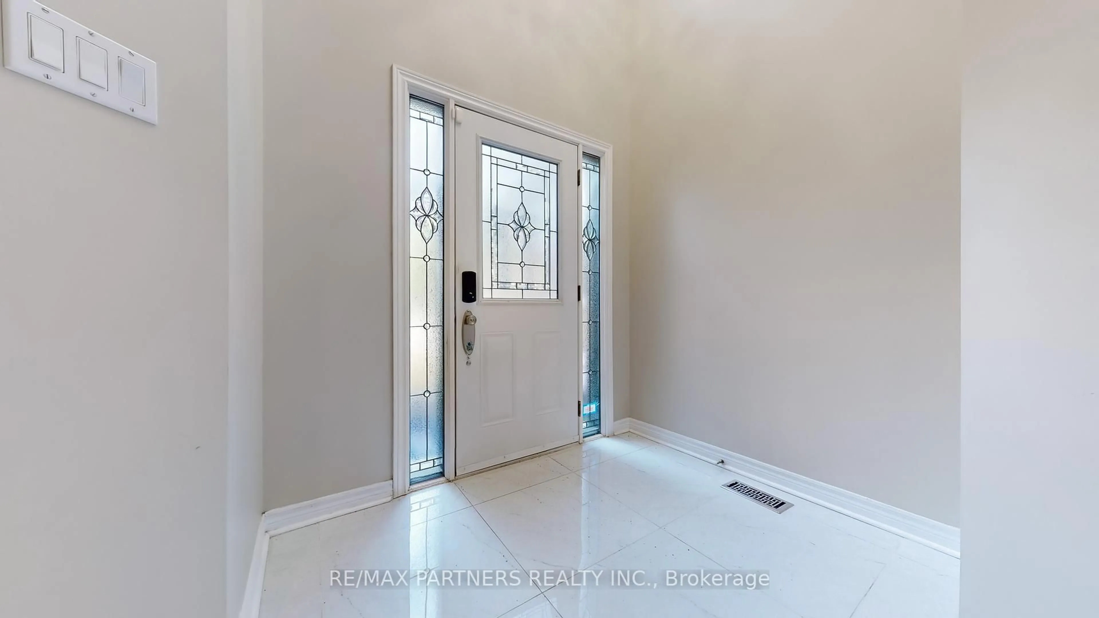 Indoor entryway for 71 Alpine Cres, Richmond Hill Ontario L4S 1W1