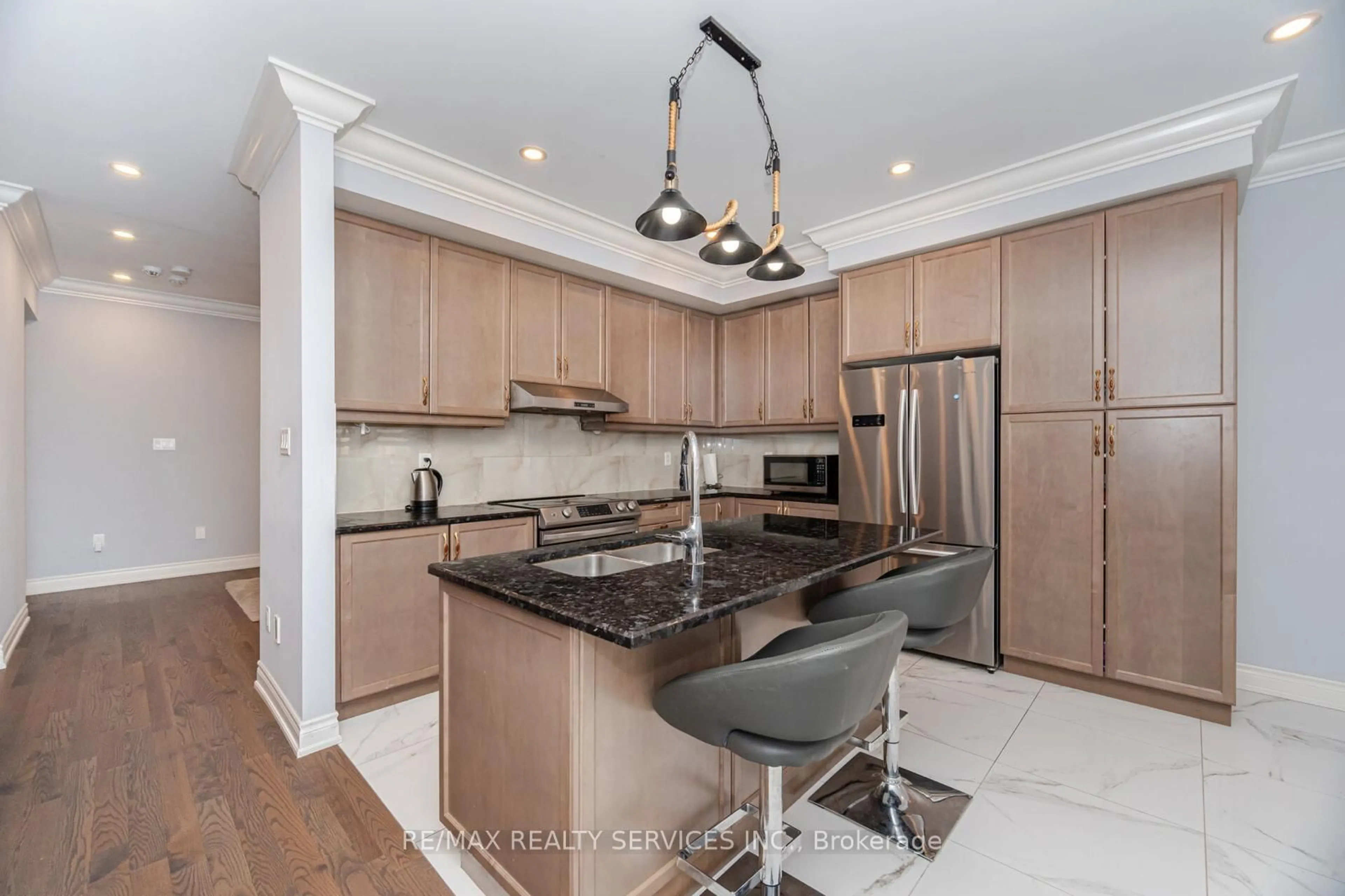 Open concept kitchen, unknown for 132 Meadow Vista Cres, East Gwillimbury Ontario L9N 0T4