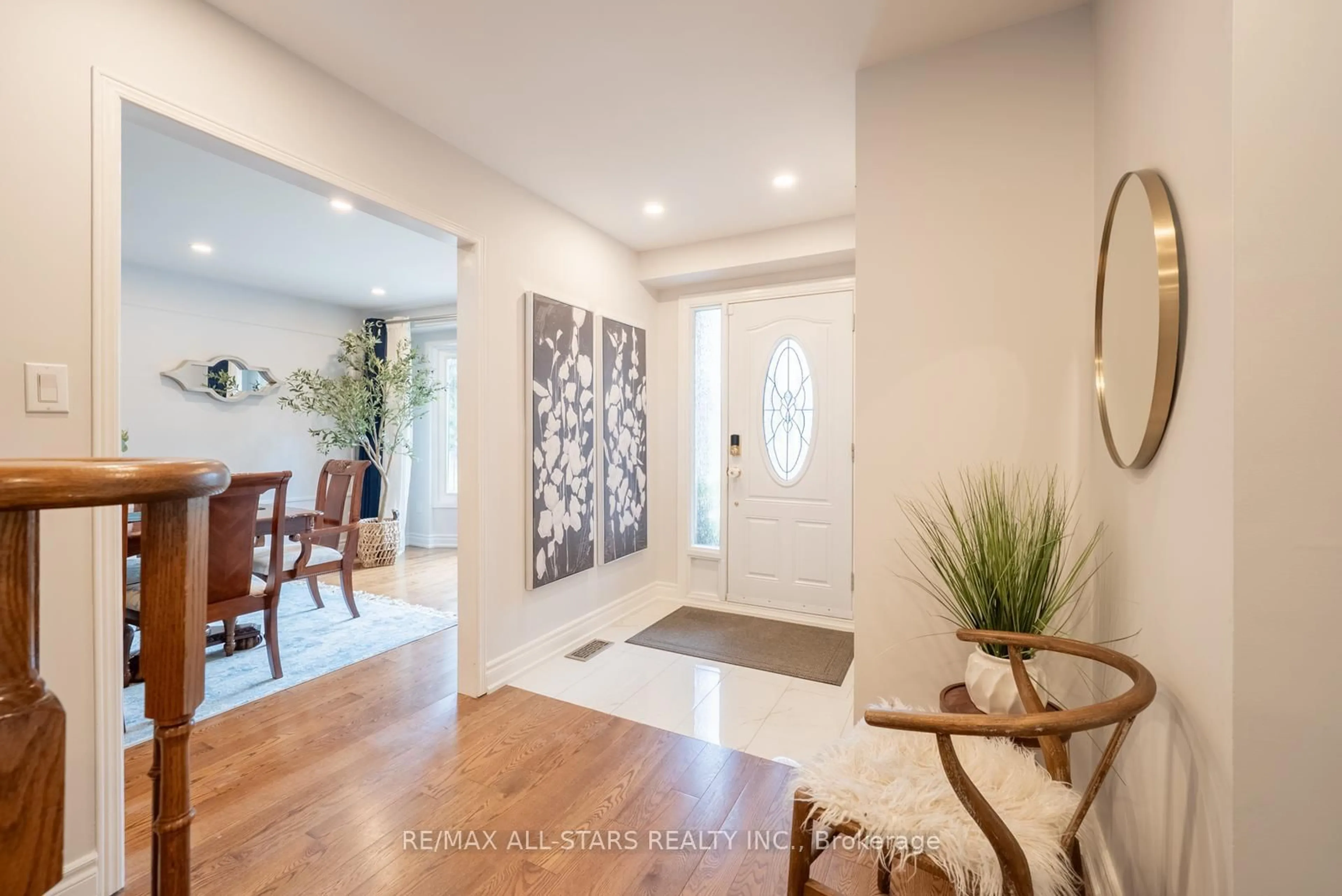 Indoor entryway for 6665 Main St, Whitchurch-Stouffville Ontario L4A 6B3