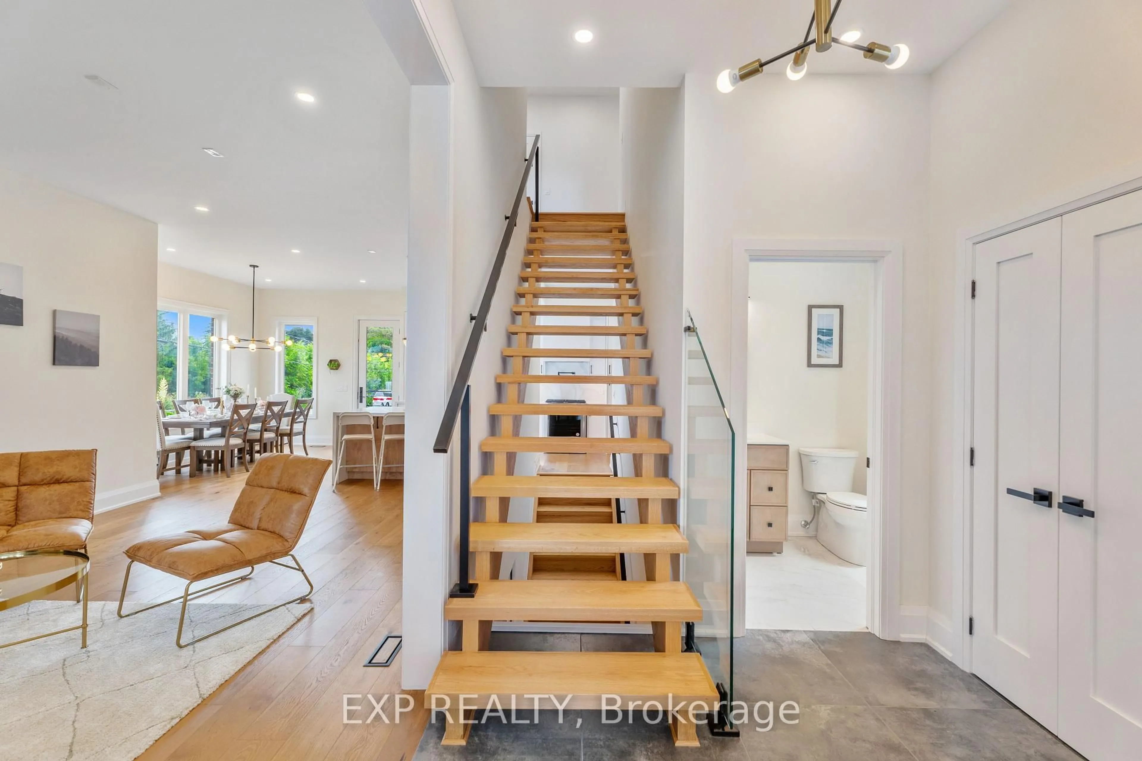 Indoor entryway for 271 Main St, Uxbridge Ontario L9P 1R9