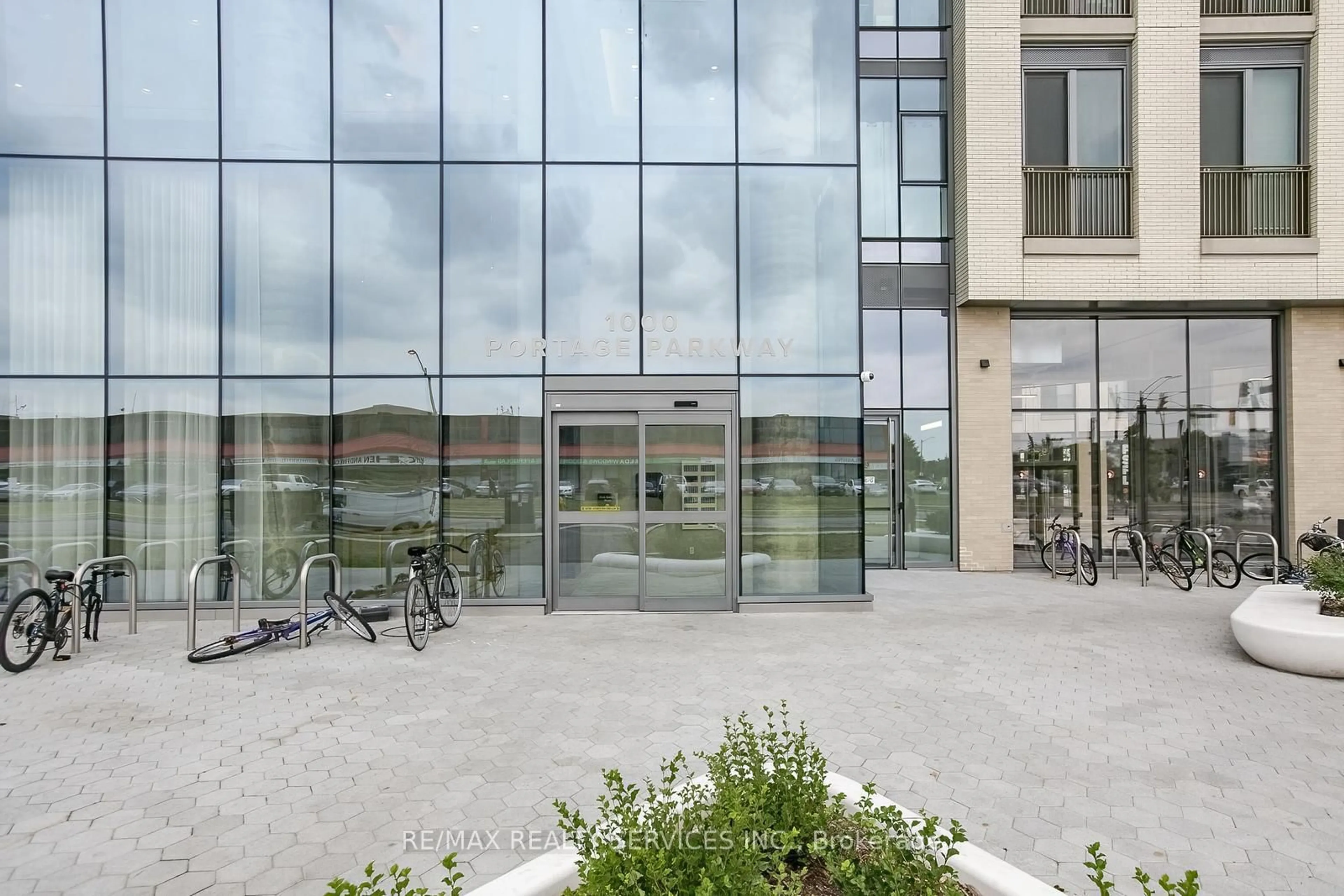 Indoor foyer for 1000 Portage Pkwy #5007, Vaughan Ontario L4K 0L1