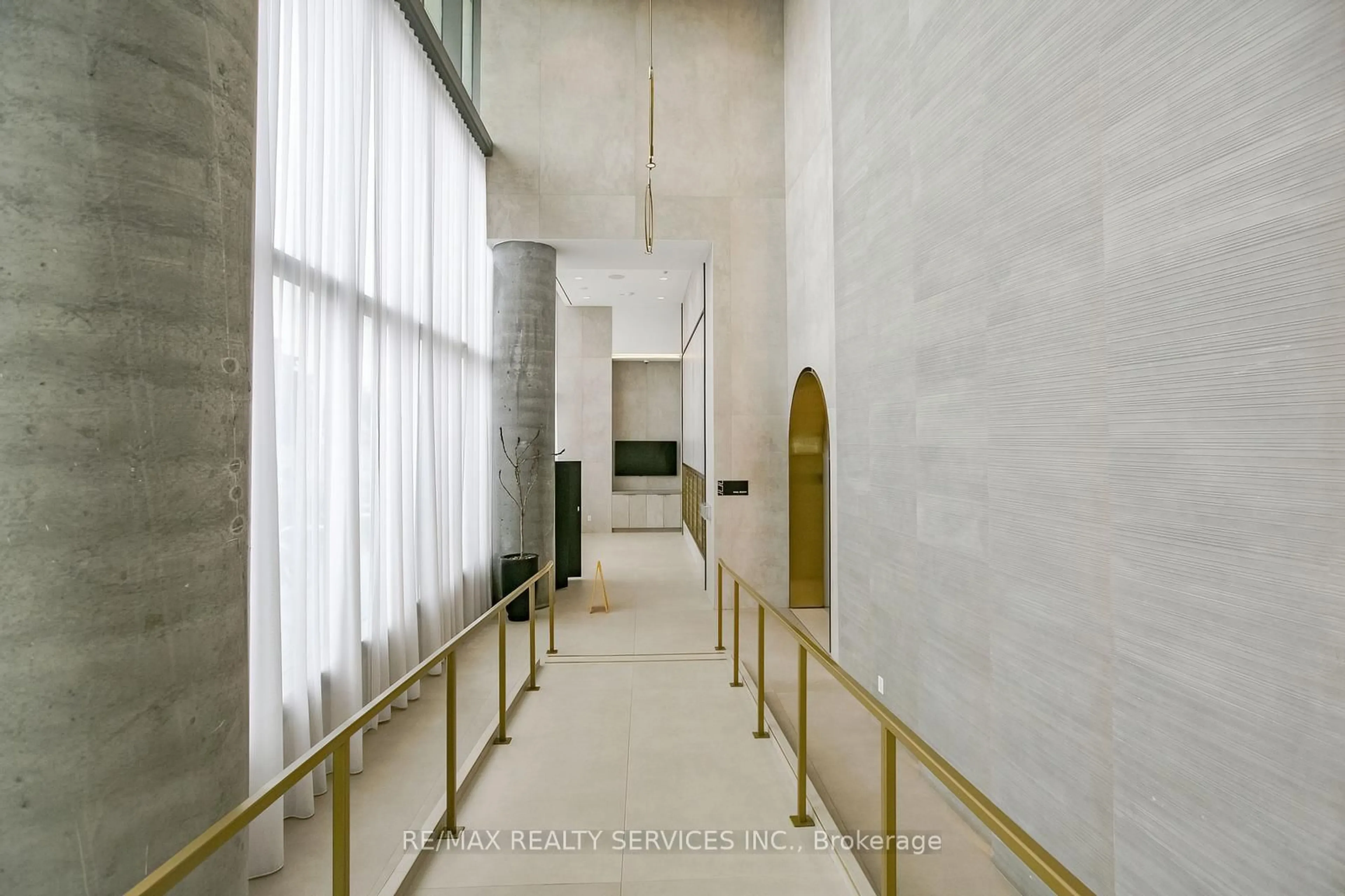 Indoor foyer for 1000 Portage Pkwy #5007, Vaughan Ontario L4K 0L1