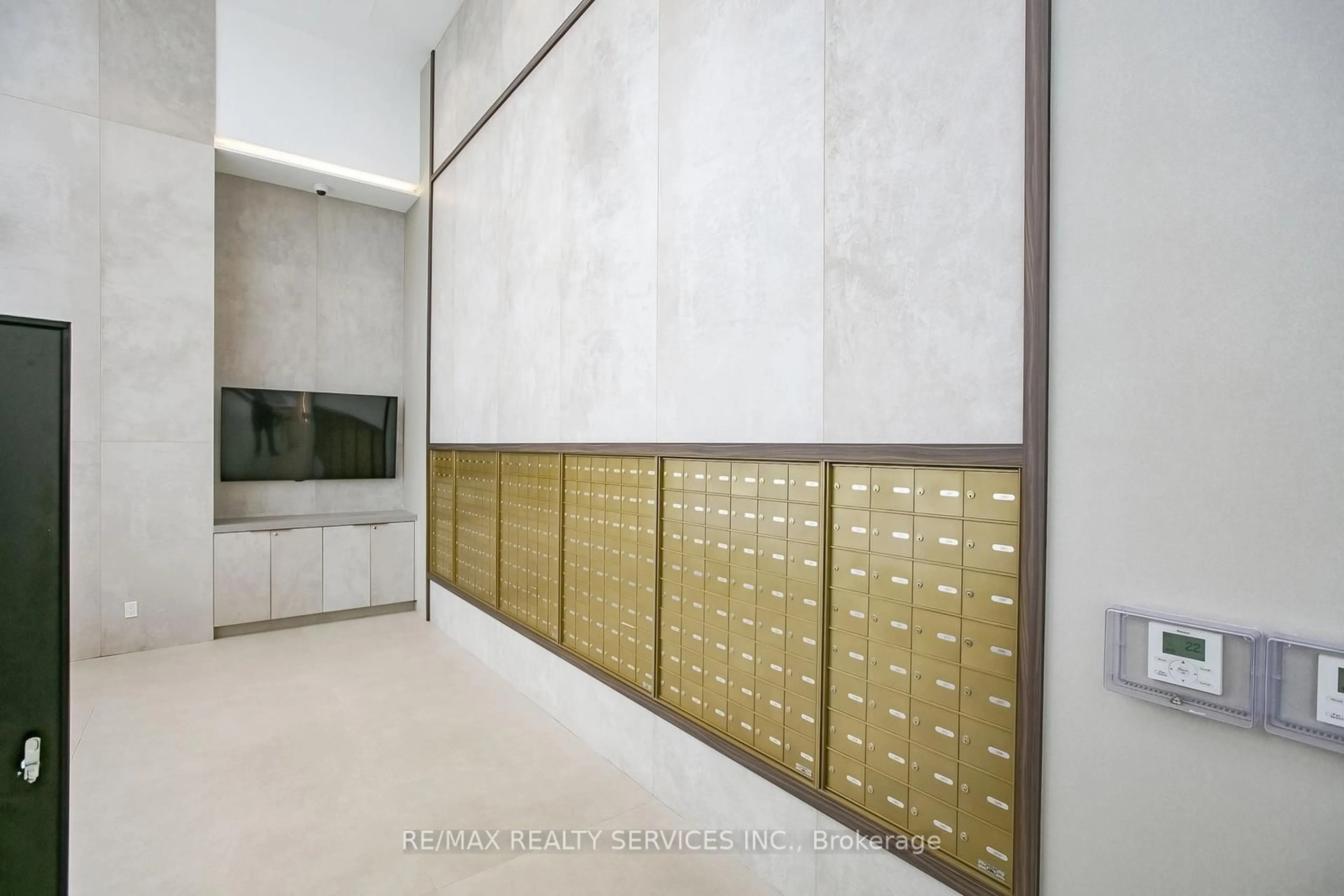 Indoor foyer for 1000 Portage Pkwy #5007, Vaughan Ontario L4K 0L1