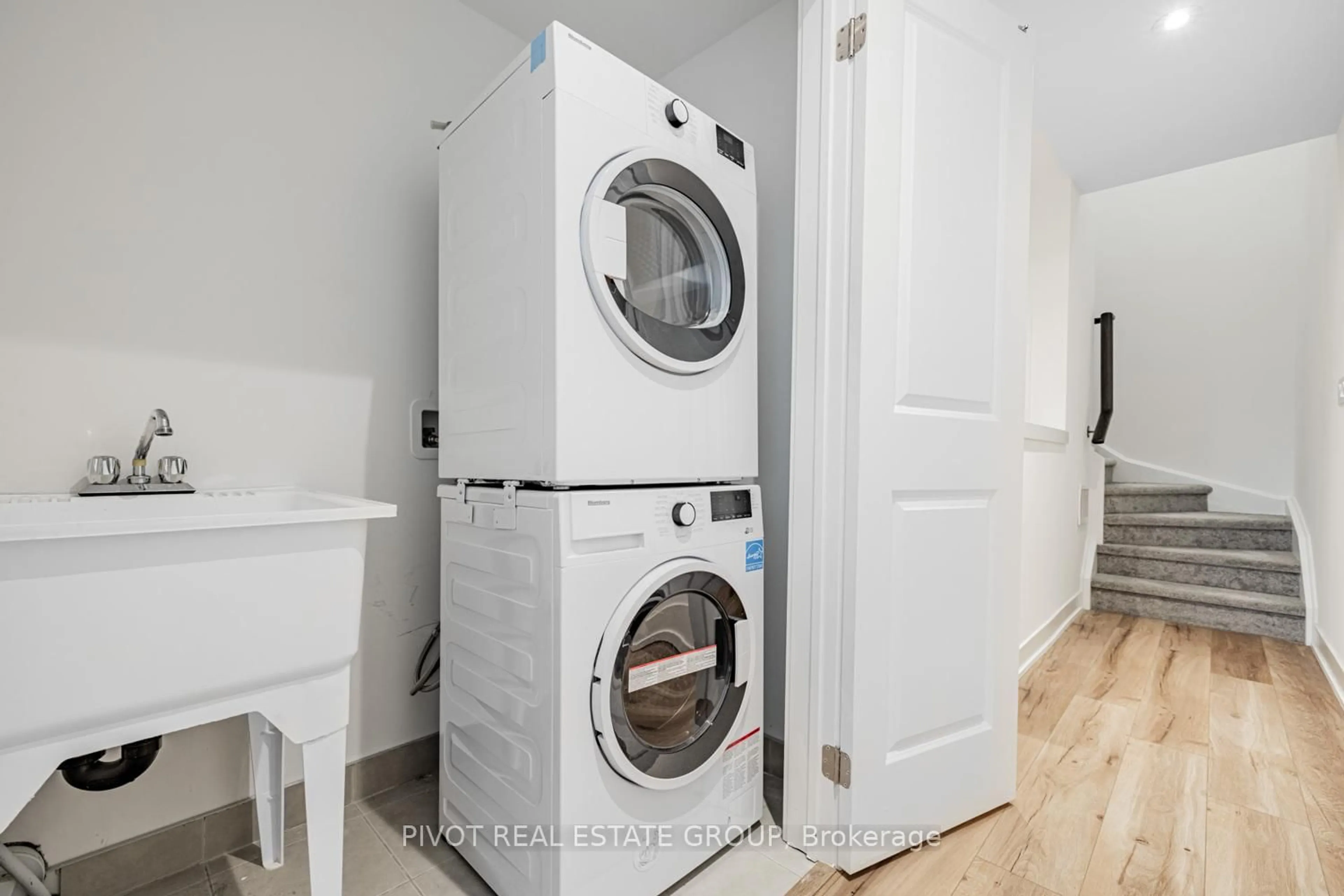 Laundry room for 42 Covington Cres, Whitchurch-Stouffville Ontario L4A 4W8