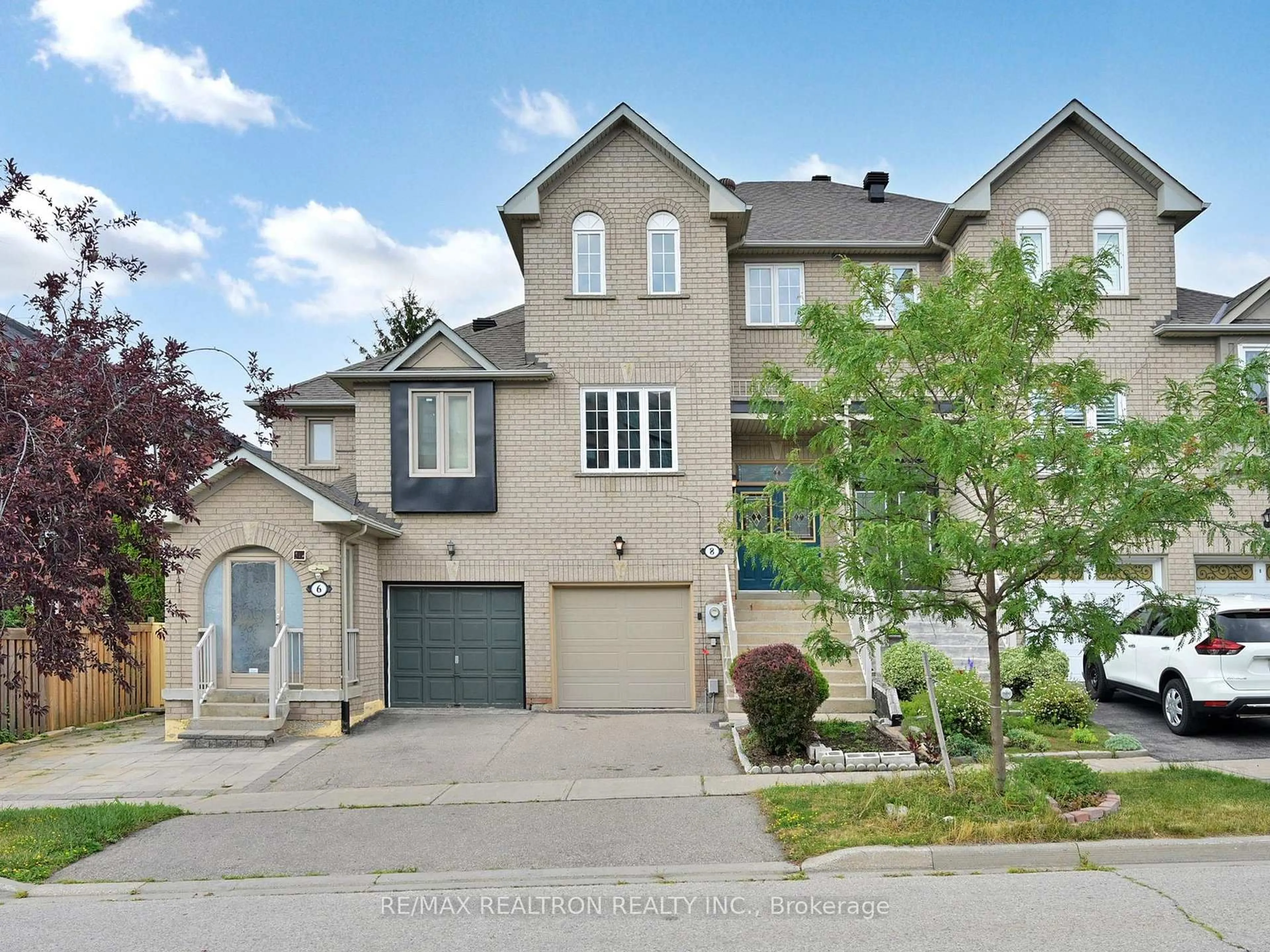 A pic from outside/outdoor area/front of a property/back of a property/a pic from drone, street for 8 Coburg Cres, Richmond Hill Ontario L4B 4E1