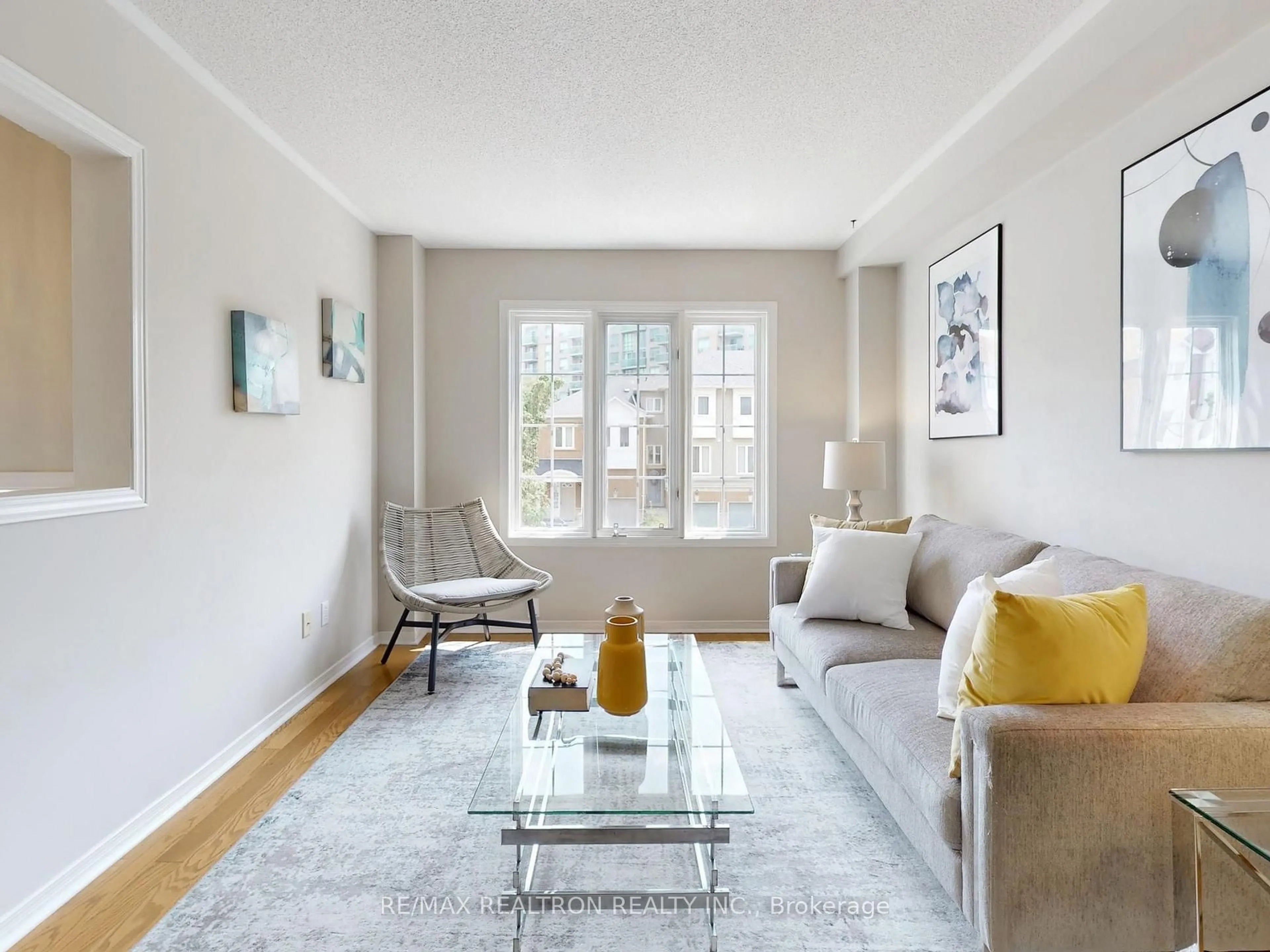 Living room with furniture, unknown for 8 Coburg Cres, Richmond Hill Ontario L4B 4E1