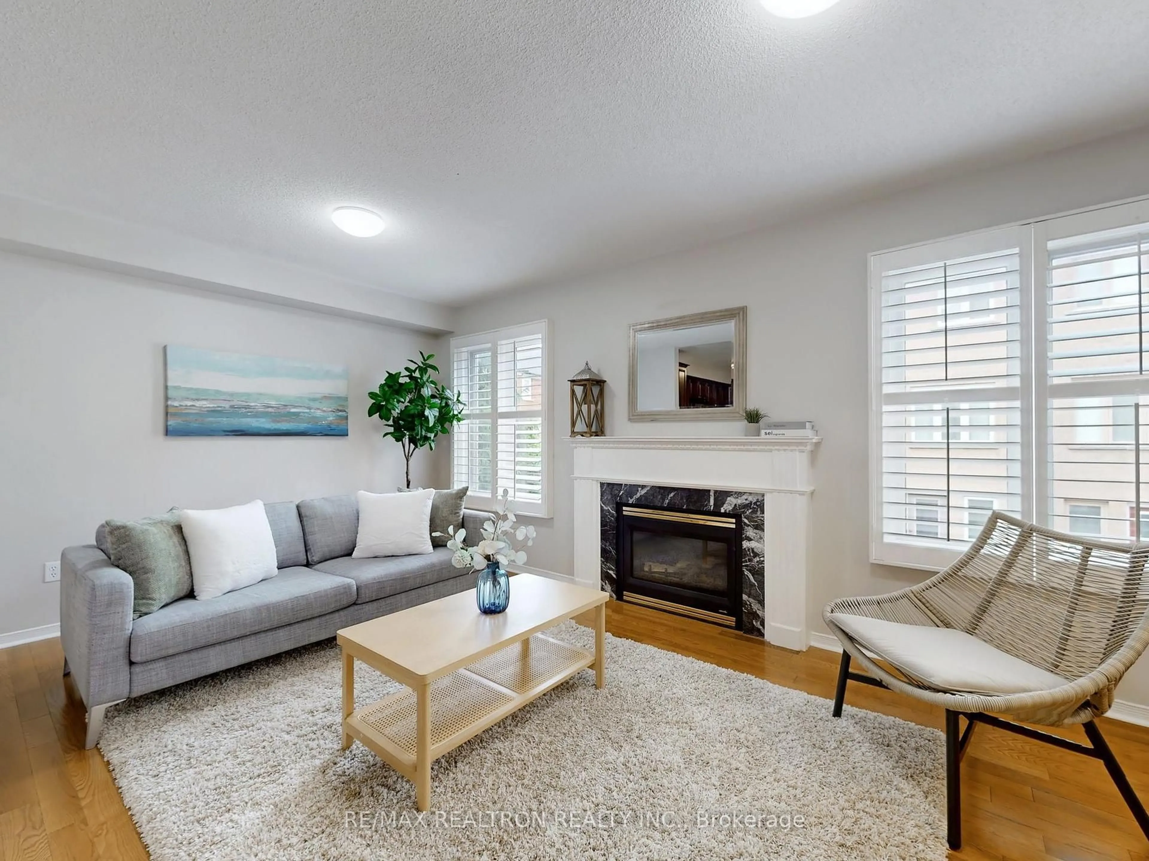 Living room with furniture, unknown for 8 Coburg Cres, Richmond Hill Ontario L4B 4E1