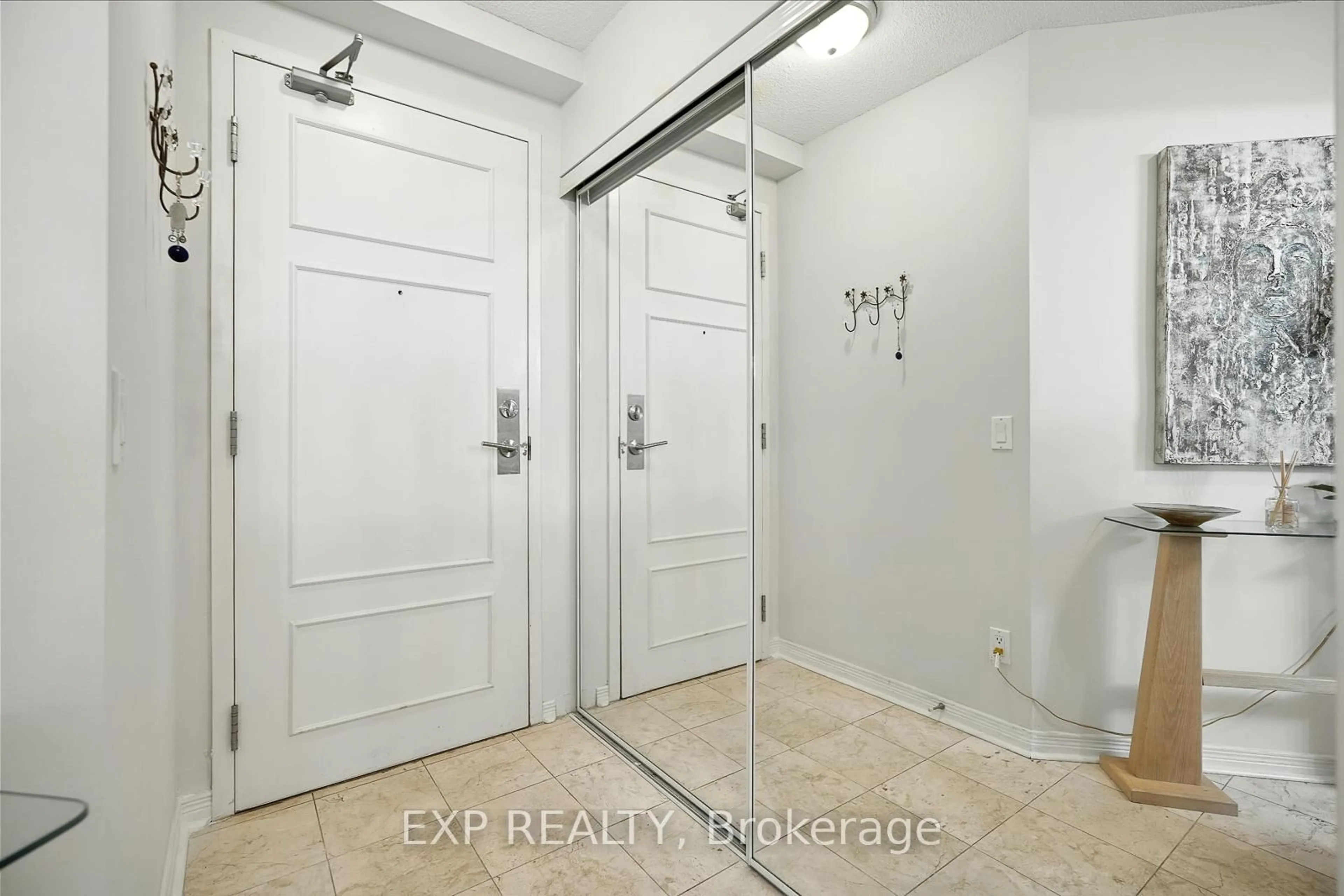 Indoor entryway for 350 Red Maple Rd #505, Richmond Hill Ontario L4C 0T5