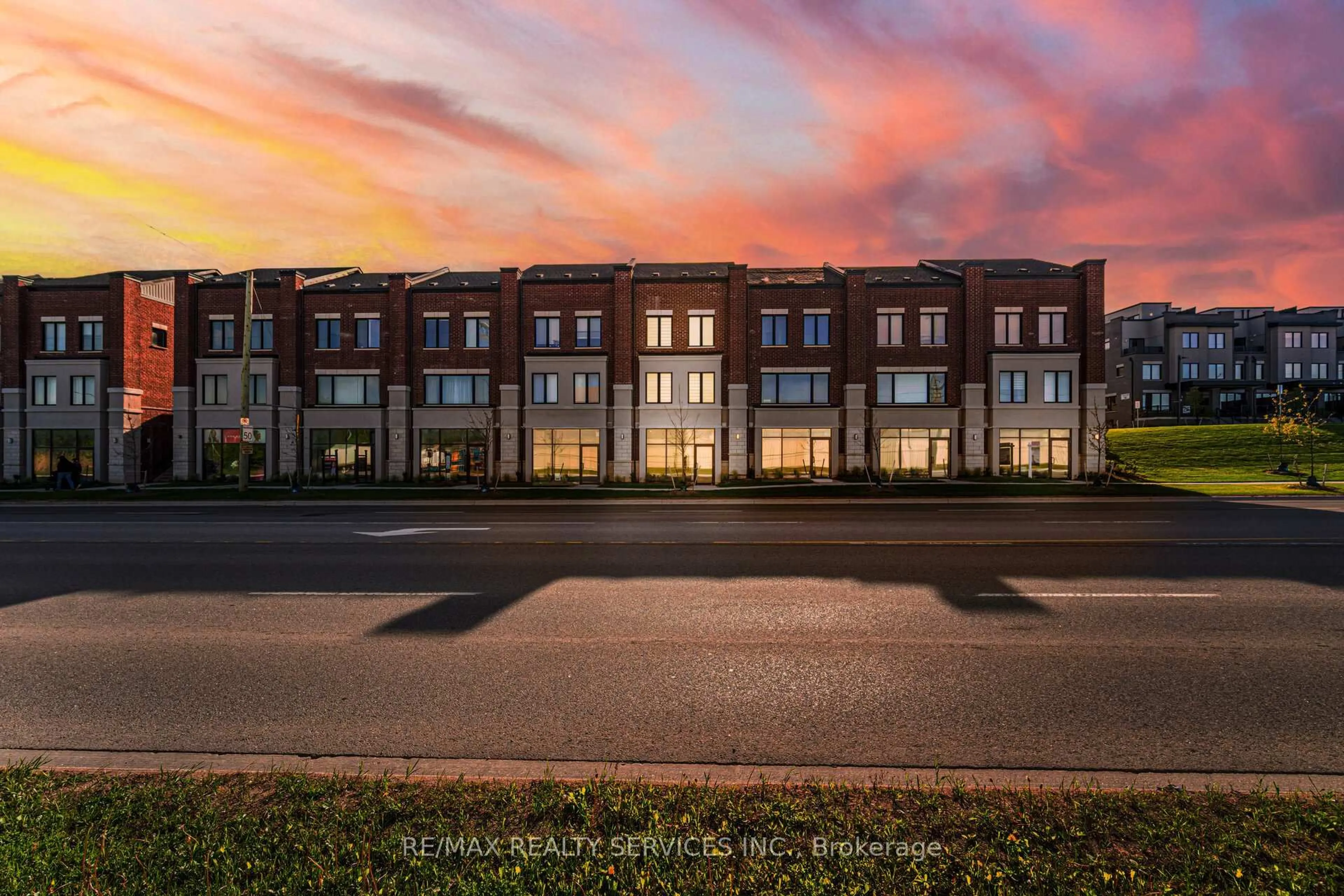 A pic from outside/outdoor area/front of a property/back of a property/a pic from drone, building for 220 Dissette St #12, Bradford West Gwillimbury Ontario L3Z 4M2