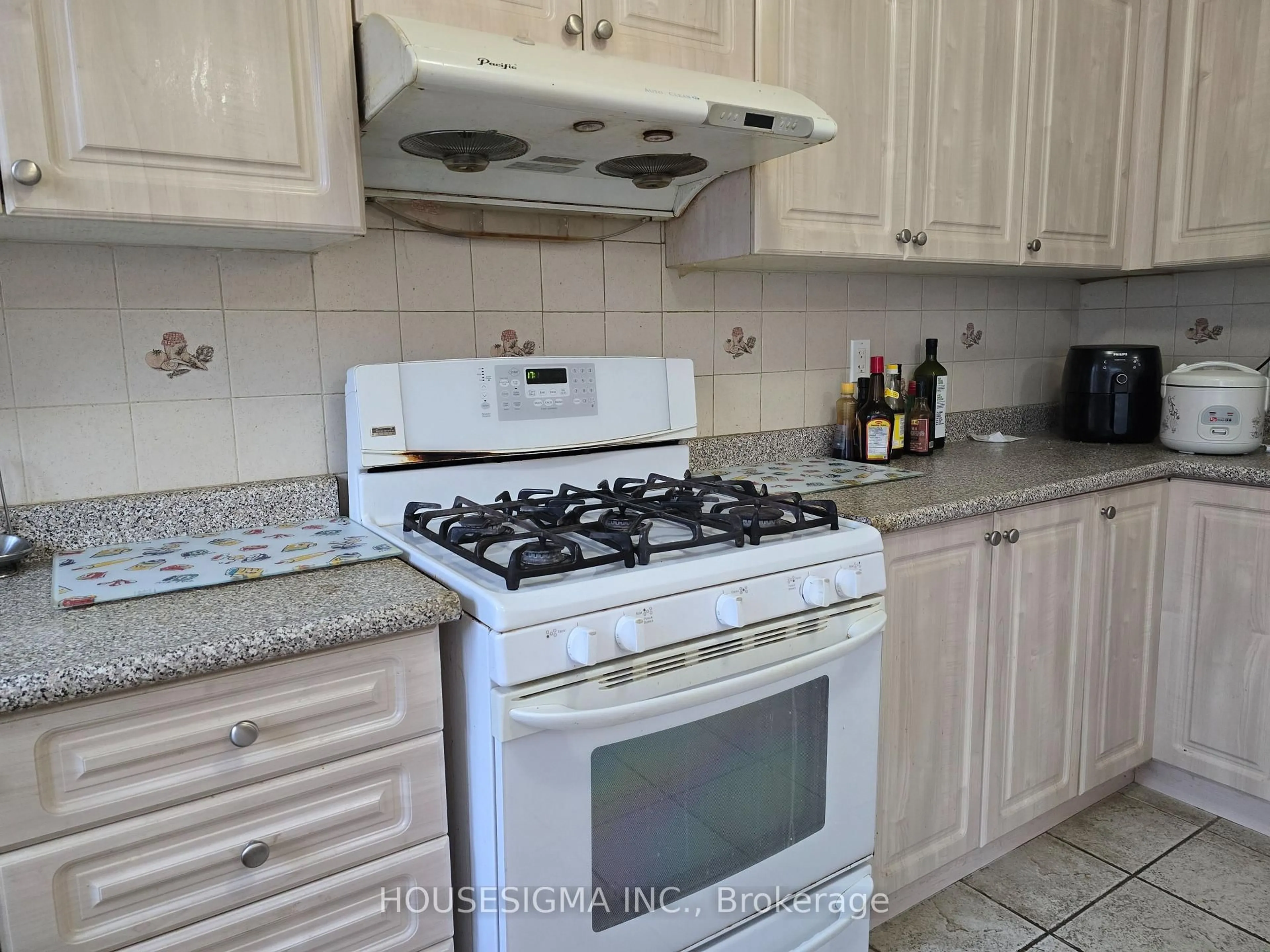 Standard kitchen, unknown for 22 Renoir Dr, Vaughan Ontario L4J 9A9