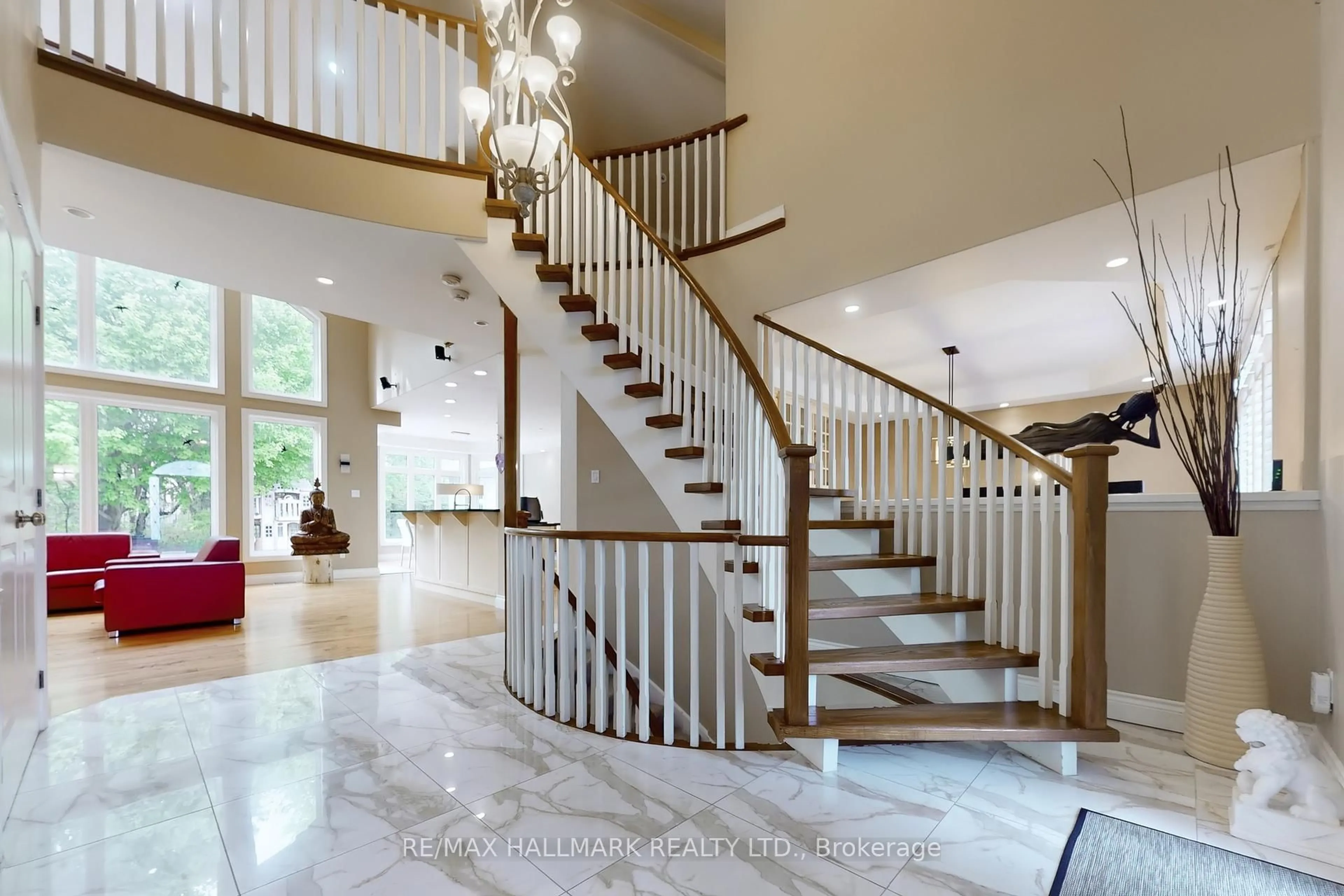Indoor foyer for 11 Loggers Tr, Whitchurch-Stouffville Ontario L4A 2L6