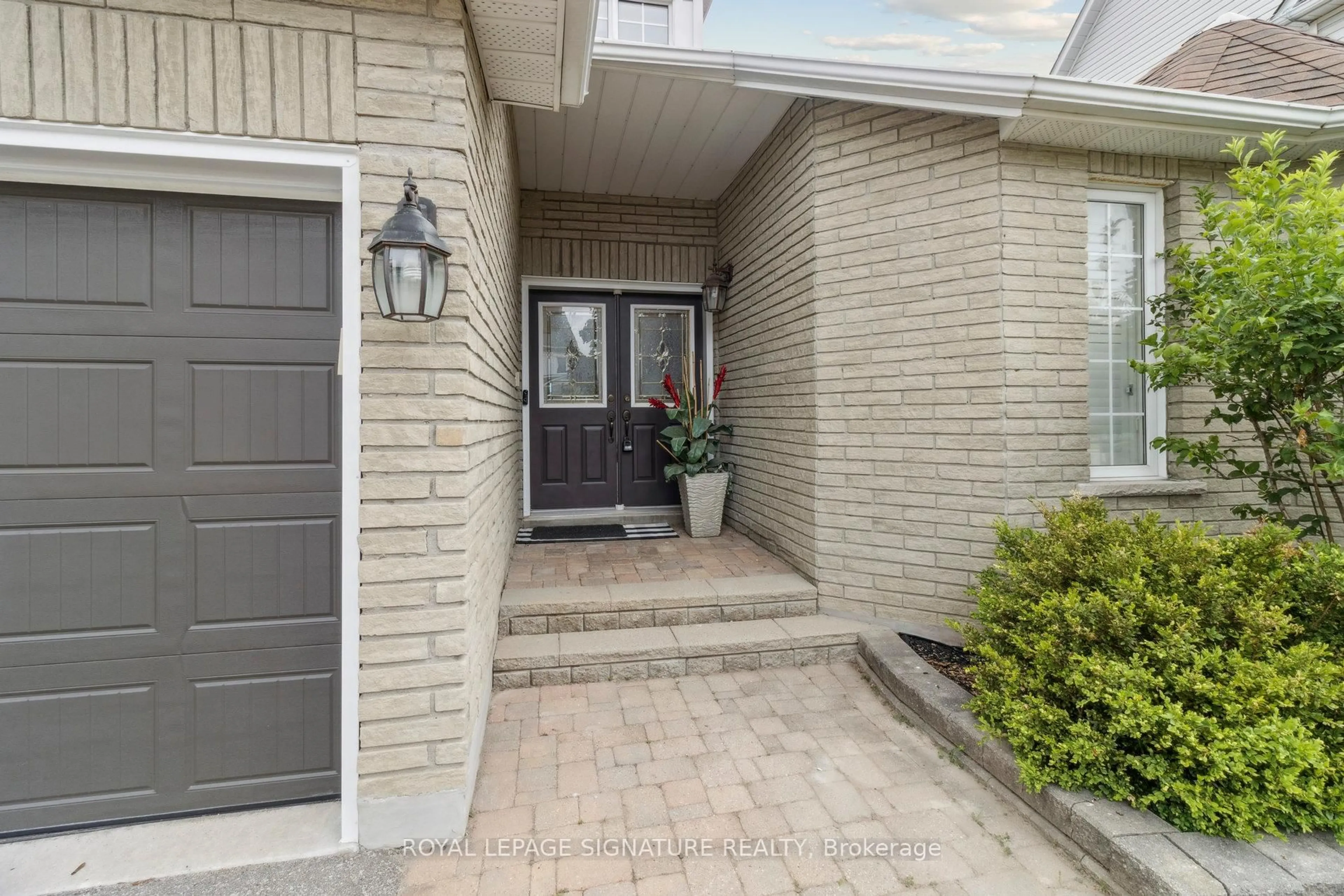 Indoor entryway for 38 Royal Amber Cres, East Gwillimbury Ontario L0G 1M0