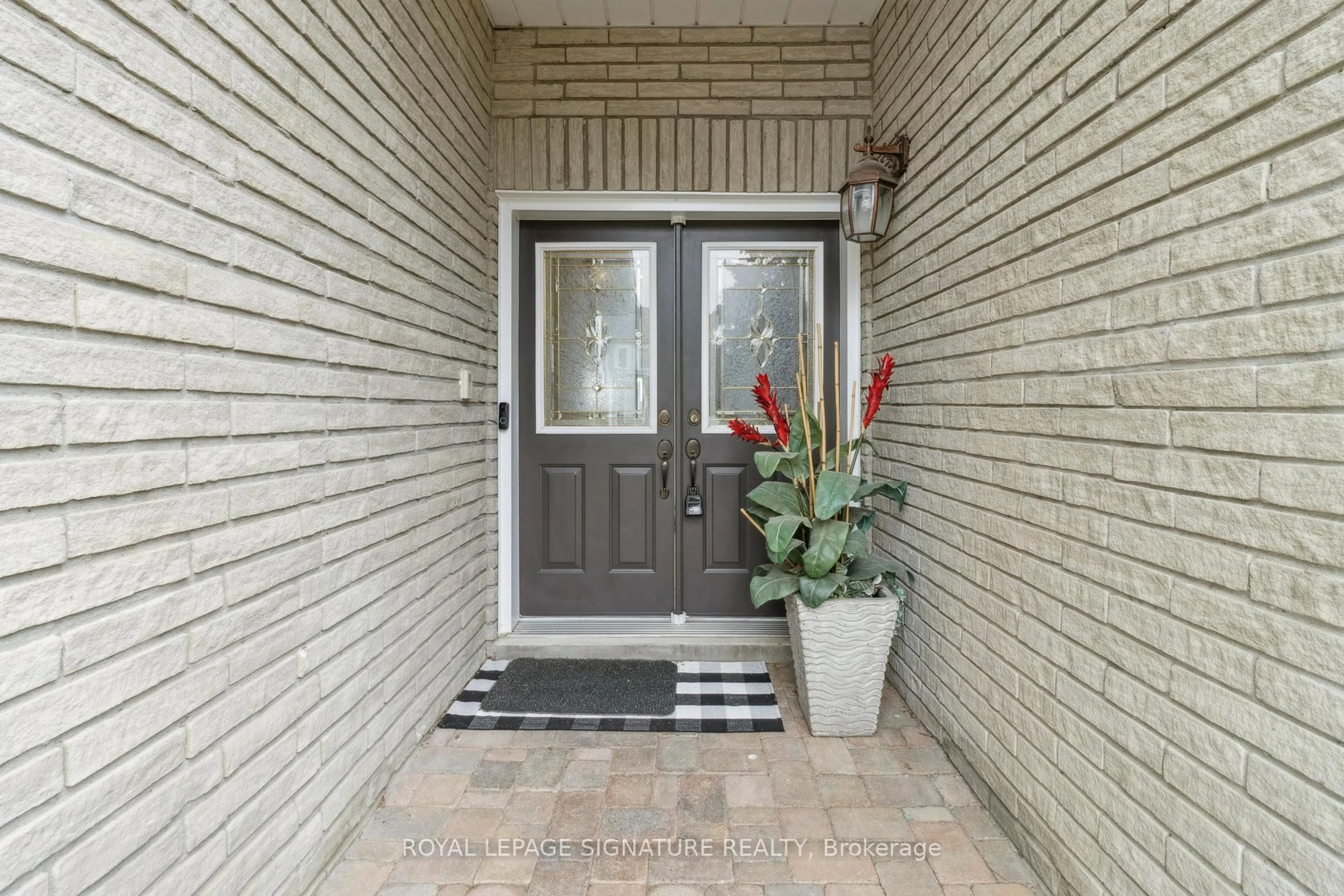 Indoor entryway for 38 Royal Amber Cres, East Gwillimbury Ontario L0G 1M0