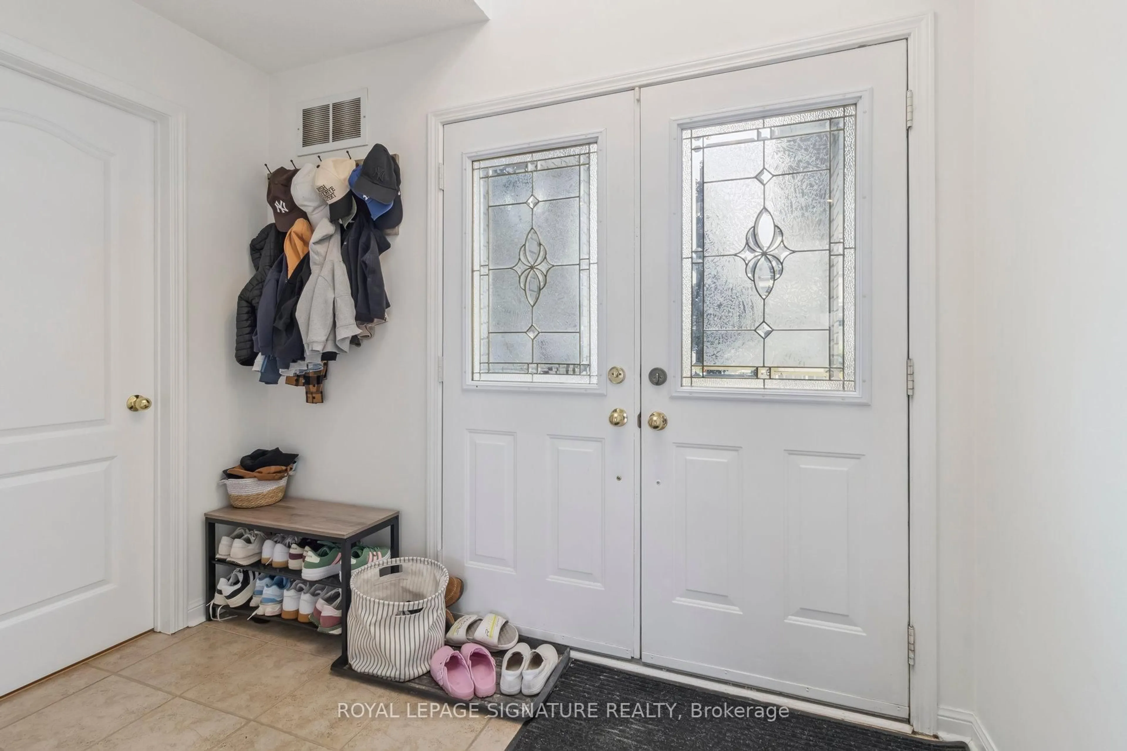 Indoor entryway for 38 Royal Amber Cres, East Gwillimbury Ontario L0G 1M0
