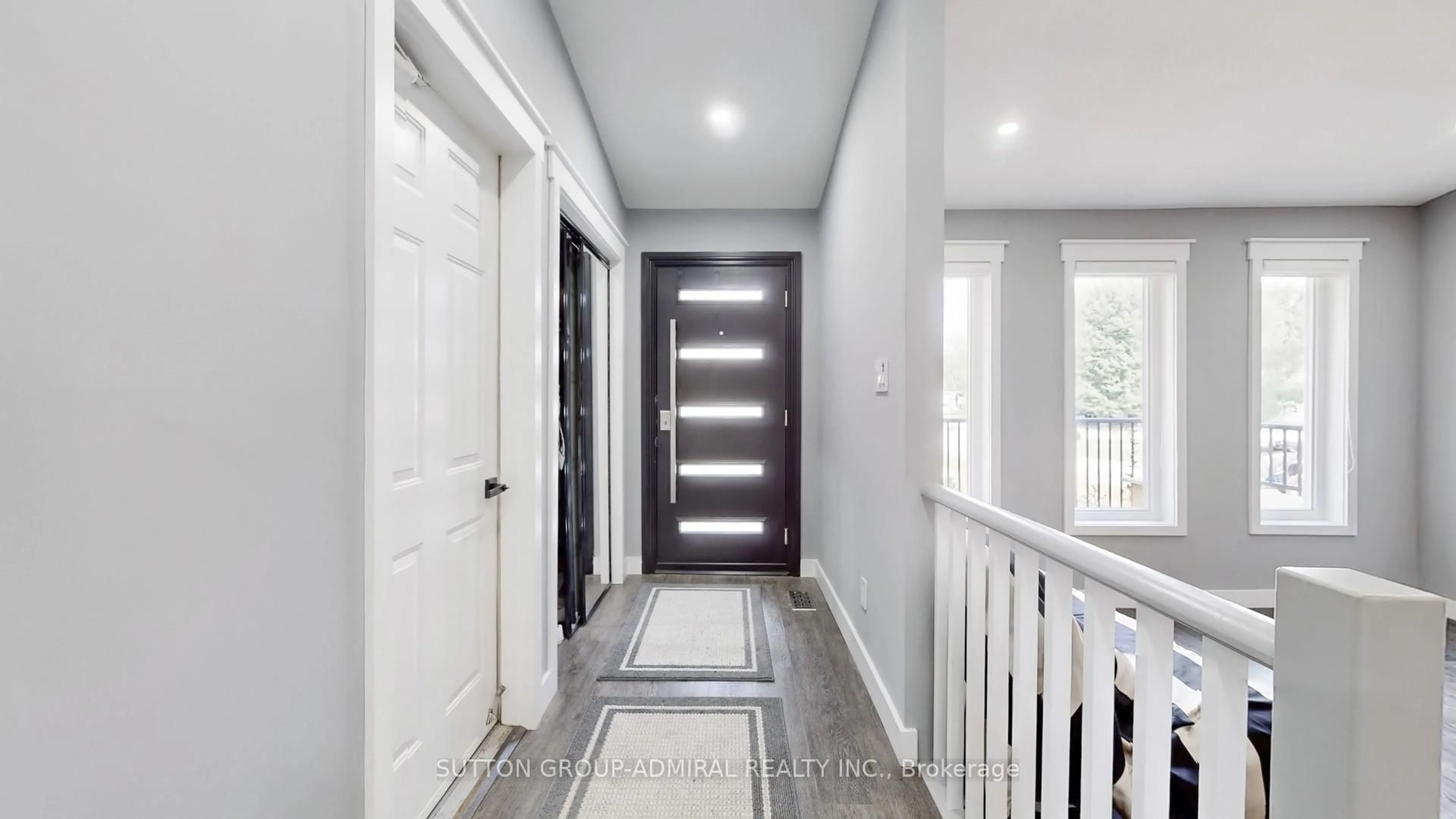 Indoor entryway for 52 Riverside Dr, Georgina Ontario L0E 1N0