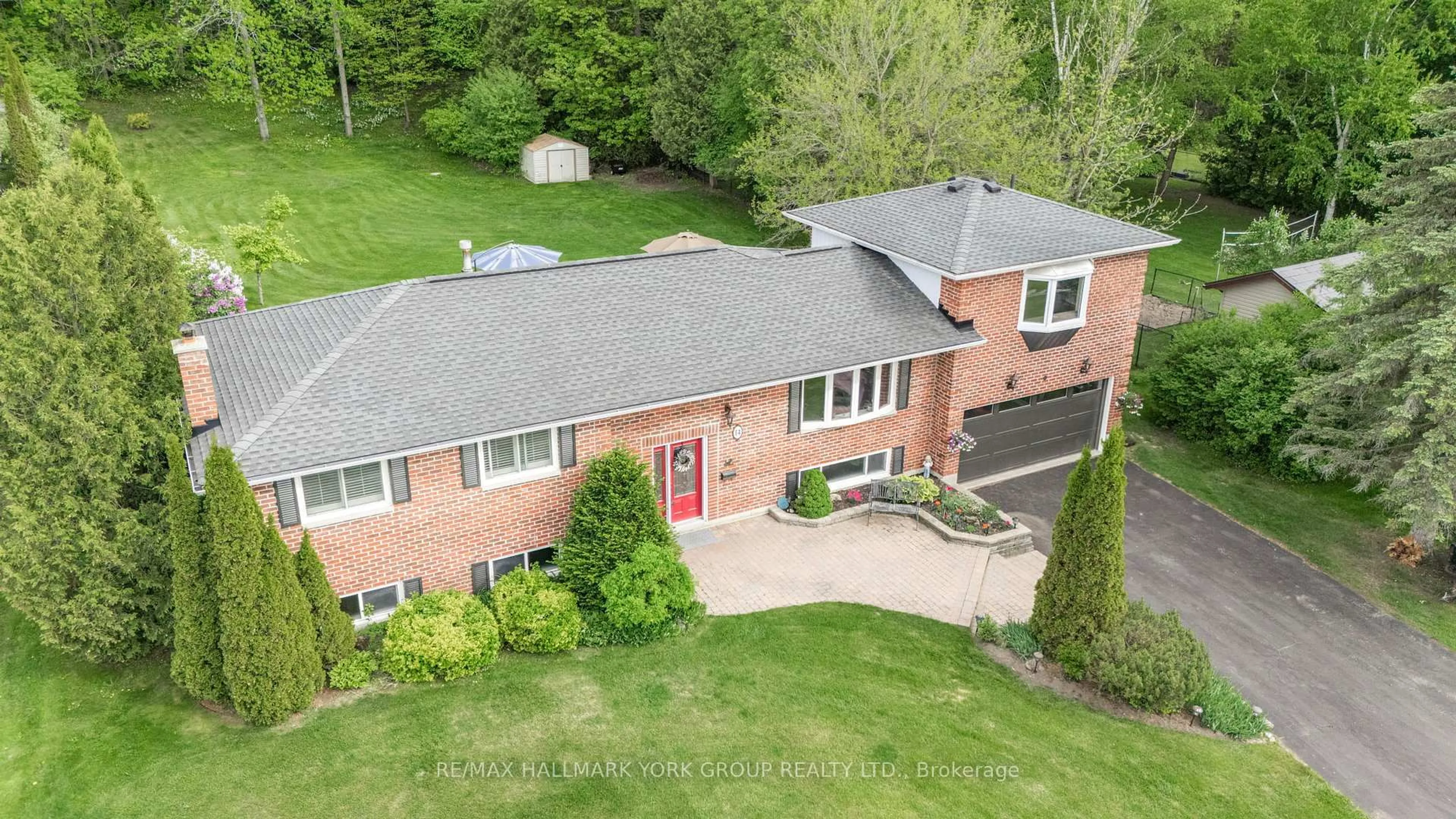 A pic from outside/outdoor area/front of a property/back of a property/a pic from drone, street for 14 Anchor Crt, East Gwillimbury Ontario L9N 1G1