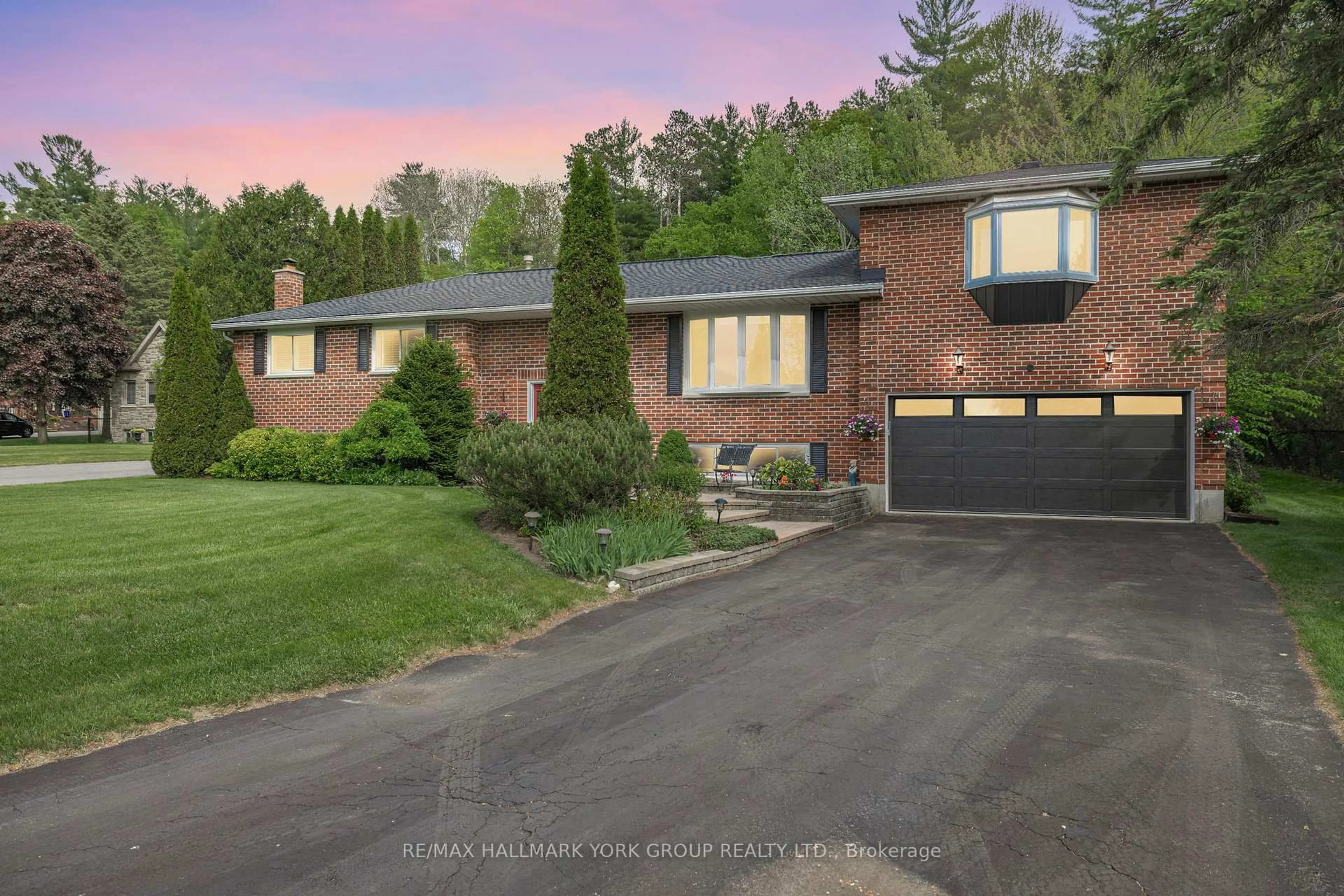 Home with brick exterior material, street for 14 Anchor Crt, East Gwillimbury Ontario L9N 1G1