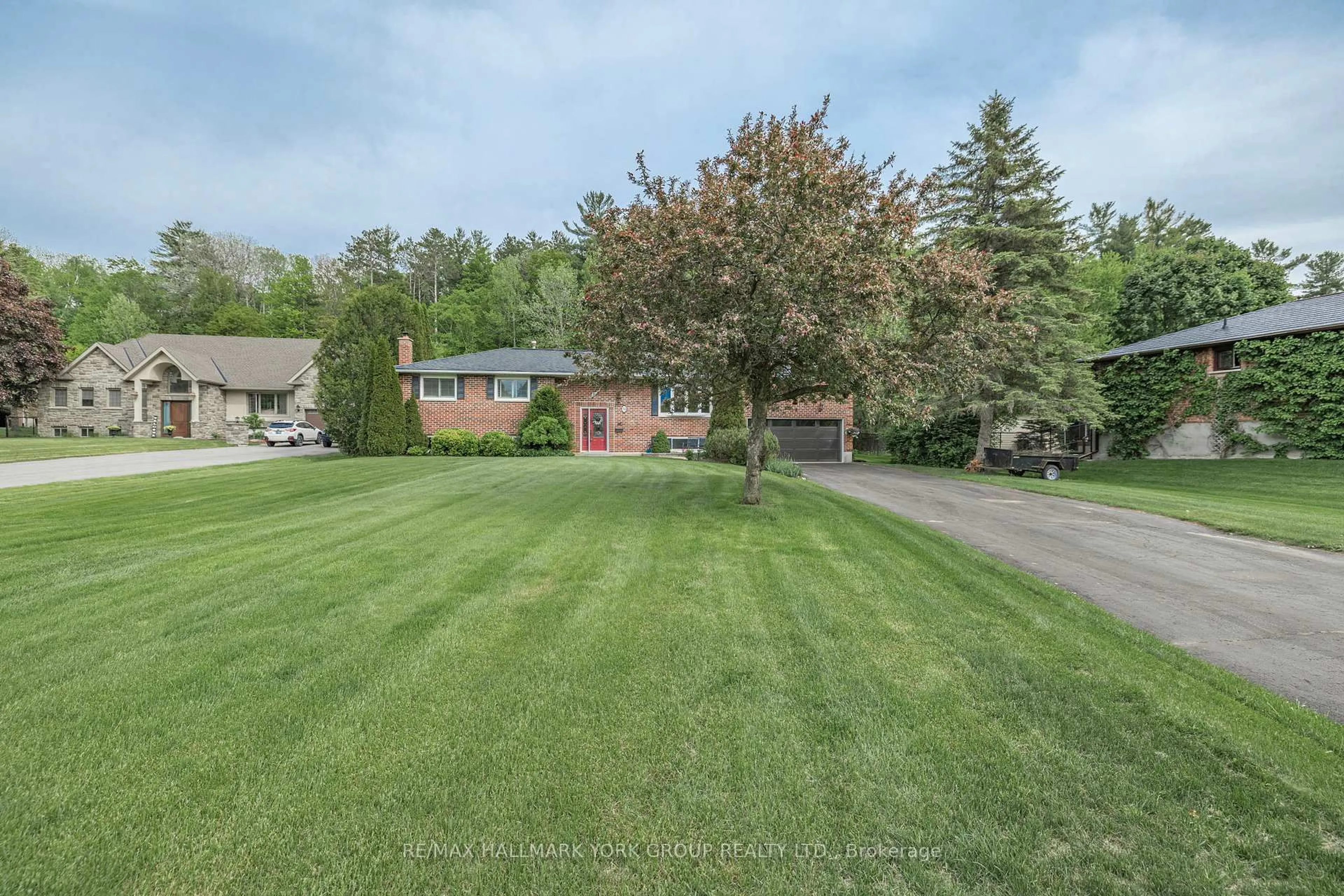 A pic from outside/outdoor area/front of a property/back of a property/a pic from drone, unknown for 14 Anchor Crt, East Gwillimbury Ontario L9N 1G1