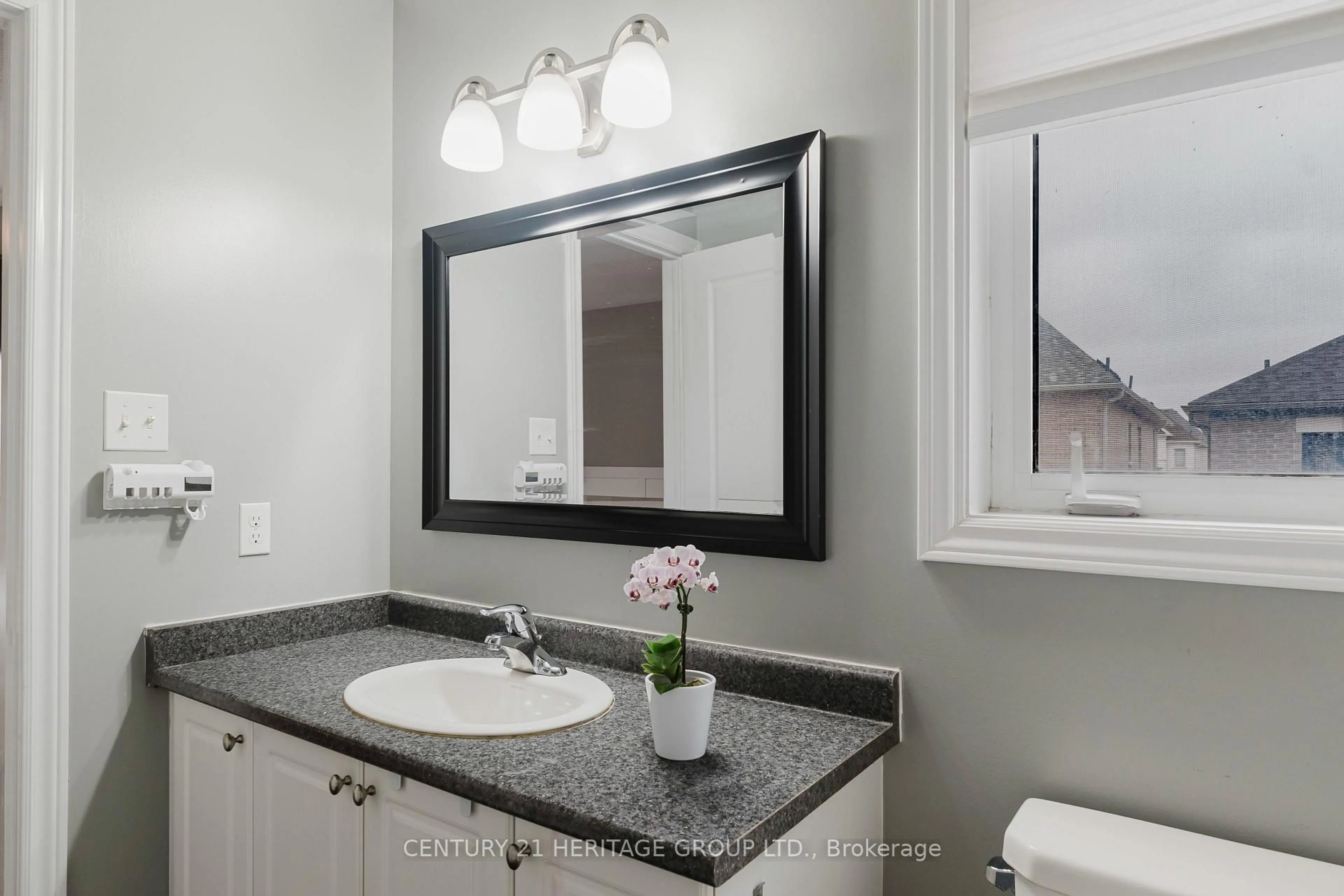 Standard bathroom, ceramic/tile floor for 32 Grey Wing Ave, Georgina Ontario L4P 0B7