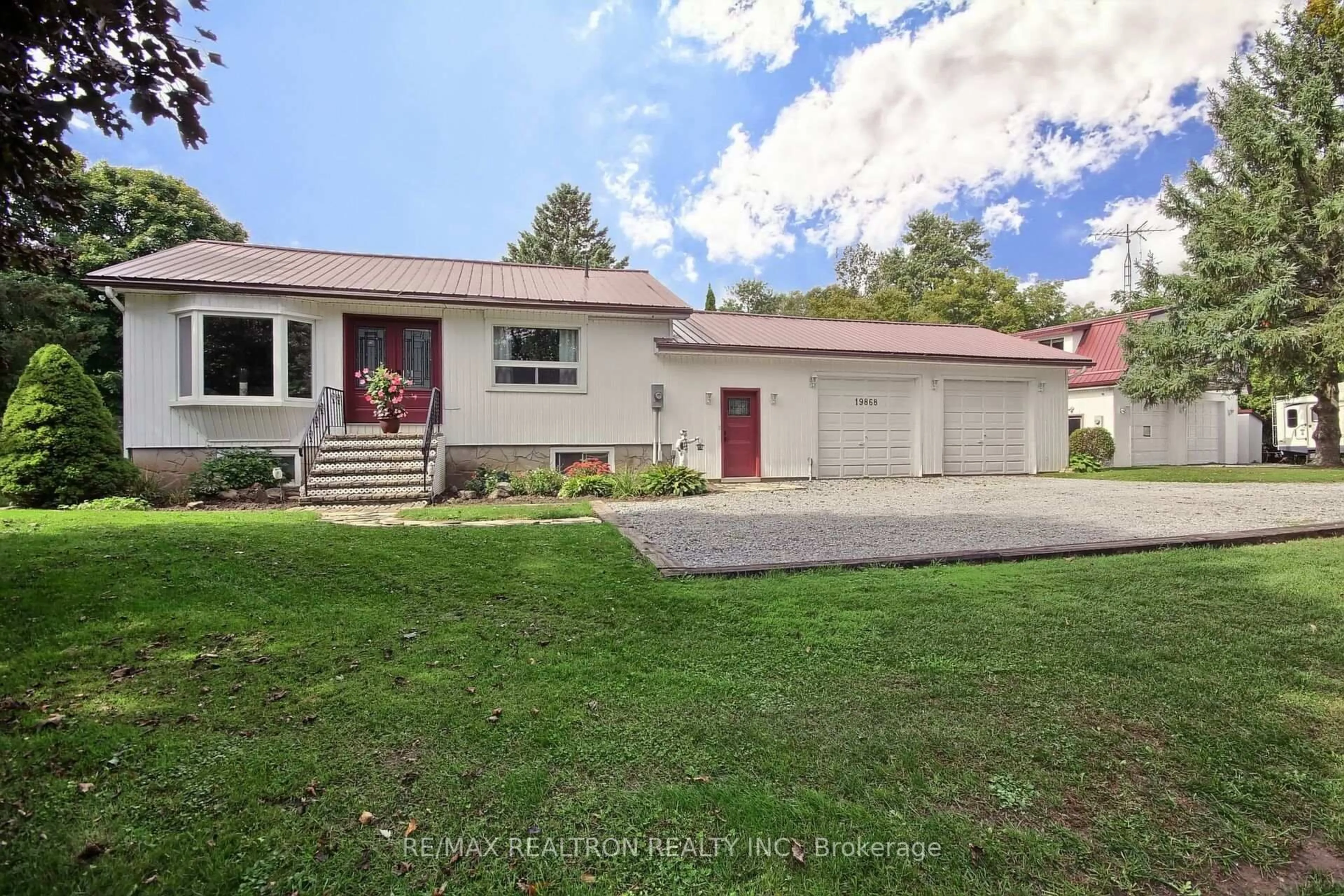 Home with vinyl exterior material, street for 19868 McCowan Rd, East Gwillimbury Ontario L0G 1M0
