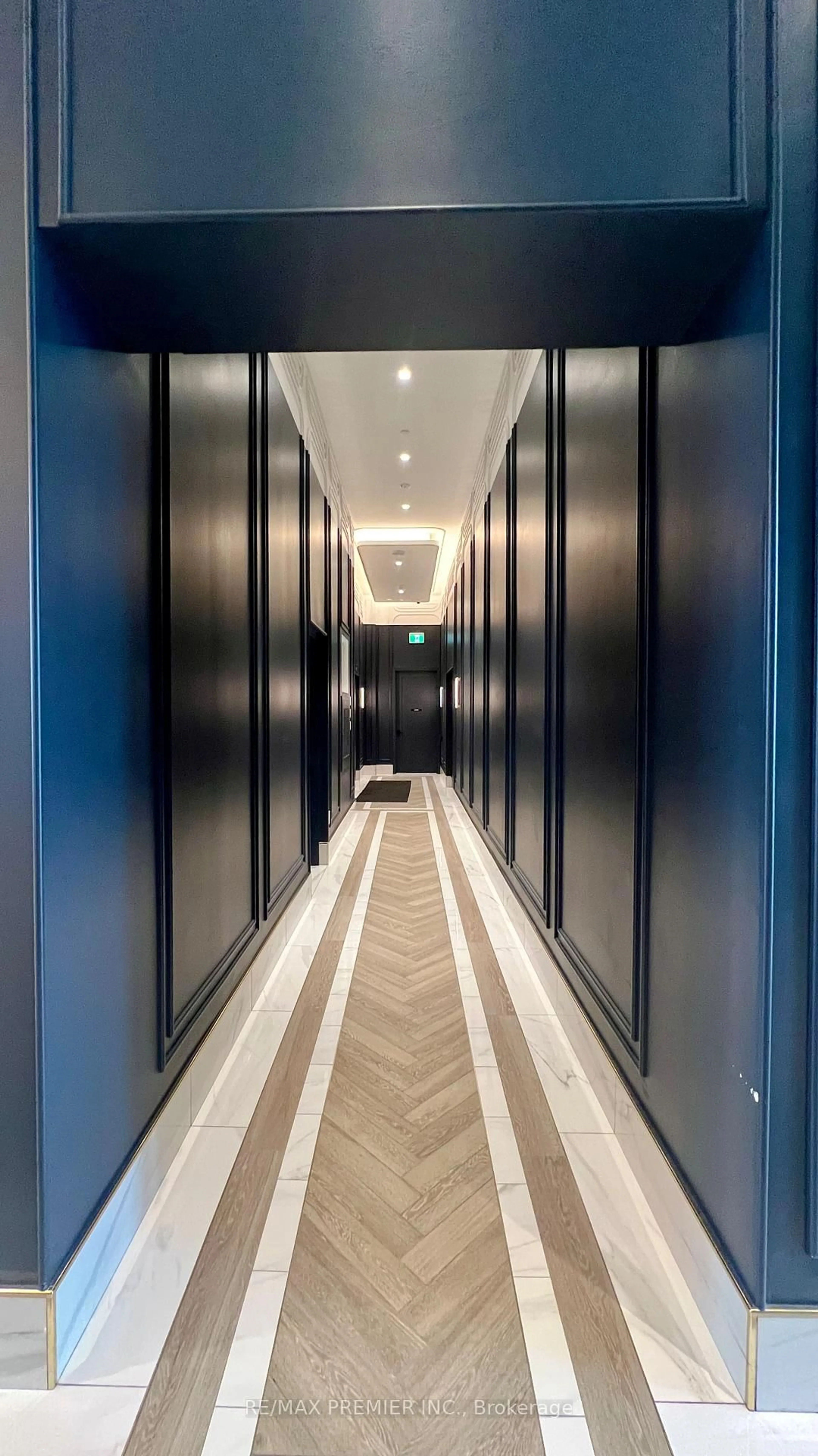 Indoor foyer for 120 Eagle Rock Way #601, Vaughan Ontario L6A 5C2