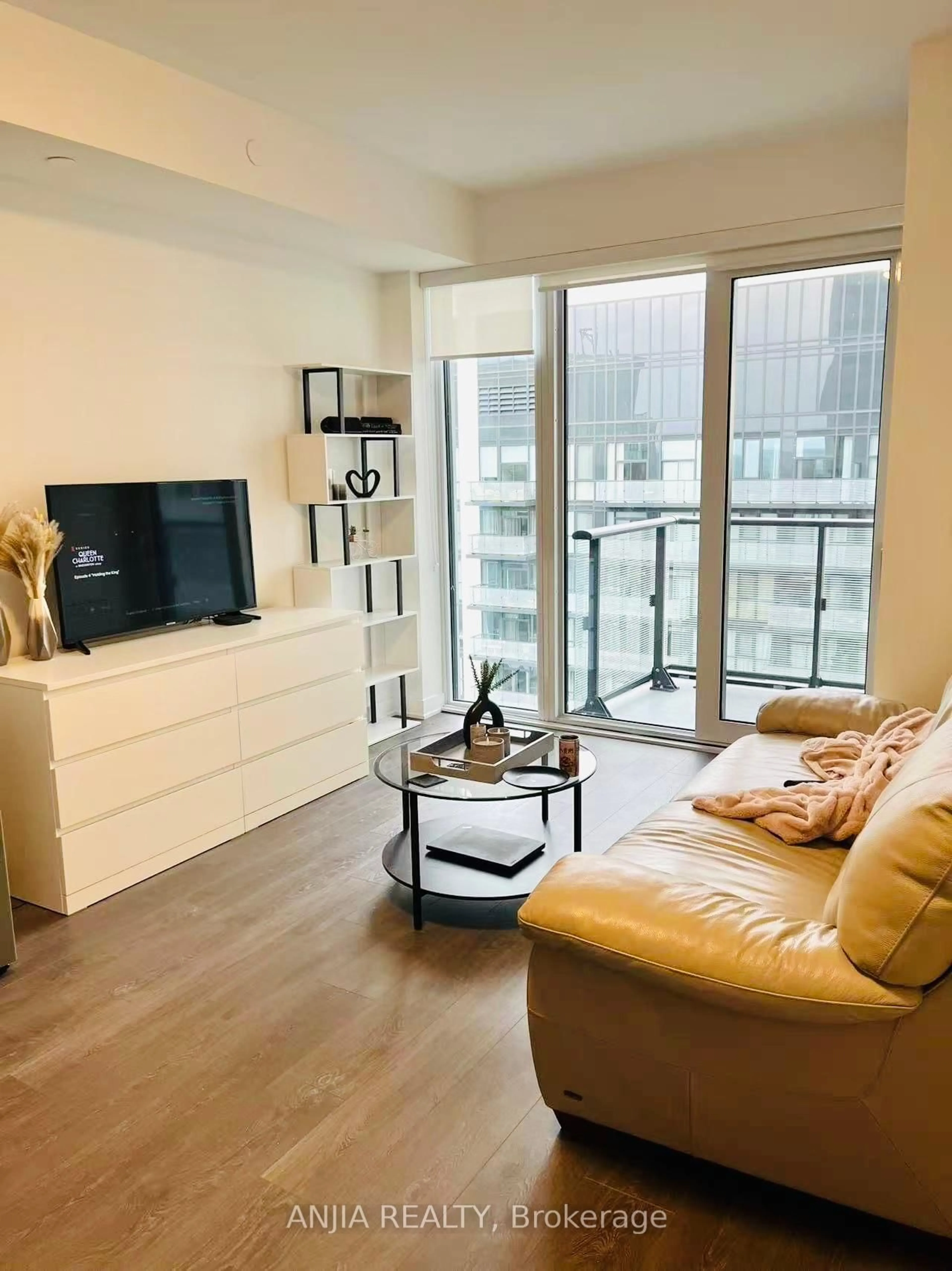 Living room with furniture, wood/laminate floor for 95 Oneida Cres #2006, Richmond Hill Ontario L4B 0H5