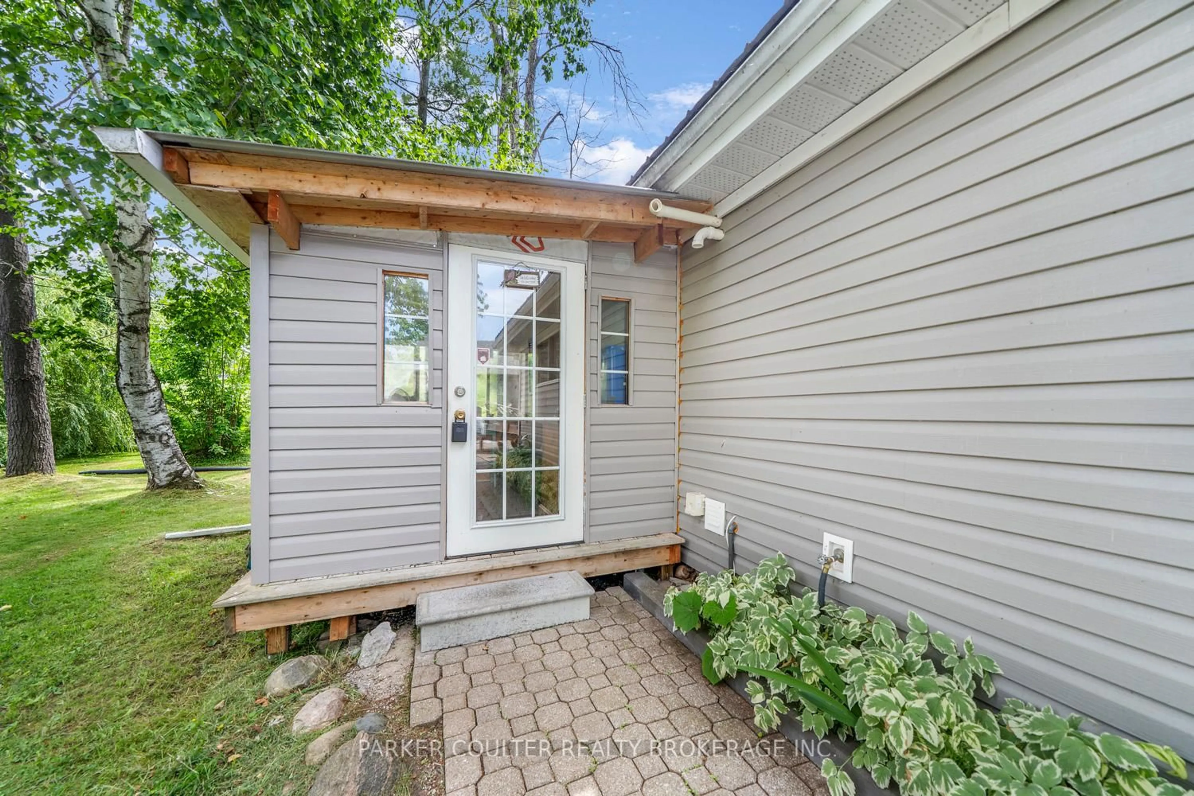 Unknown for 2364 Buchanan St, Innisfil Ontario L9S 3W7