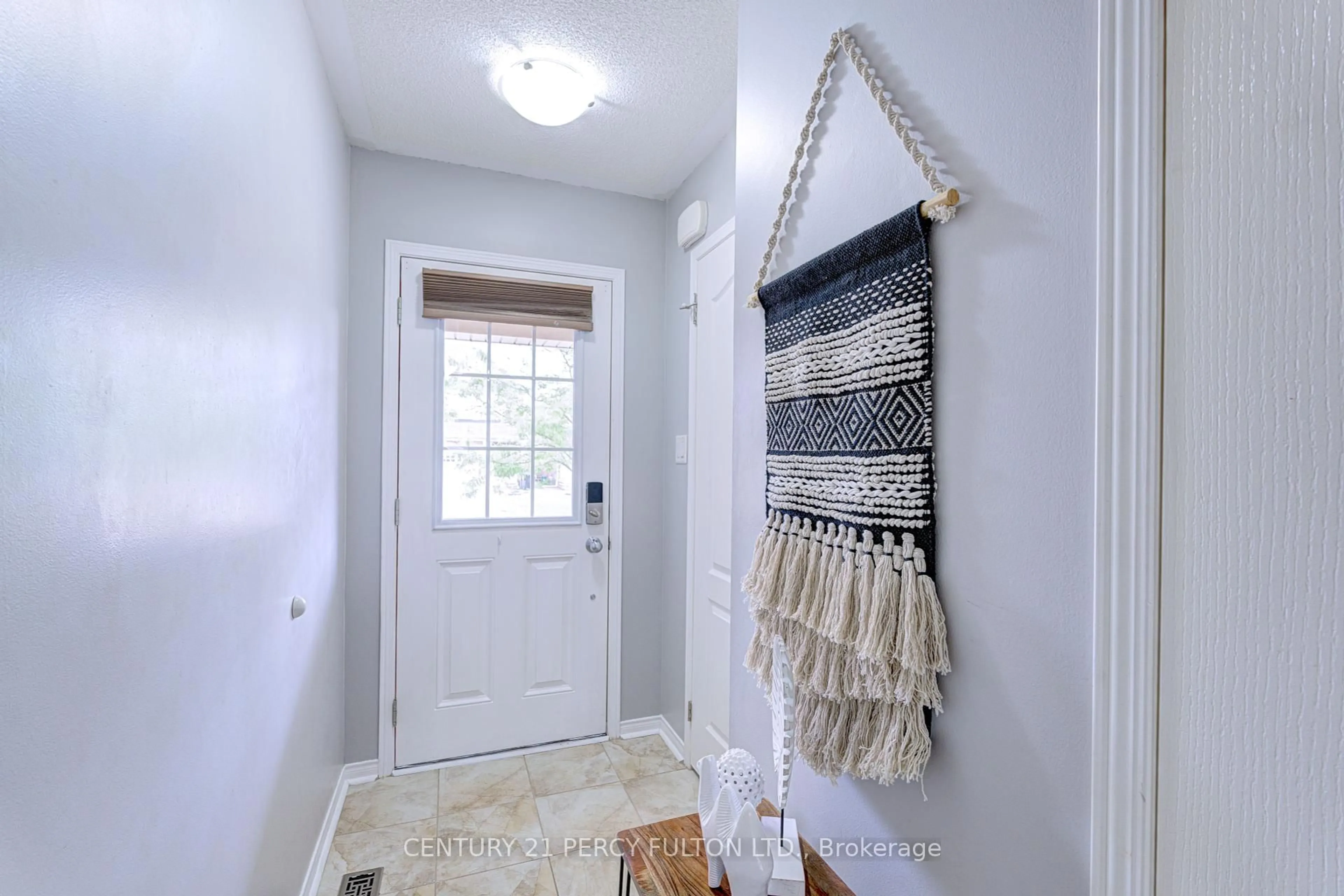 Indoor entryway for 102 Russel Dr, Bradford West Gwillimbury Ontario L3Z 0M7