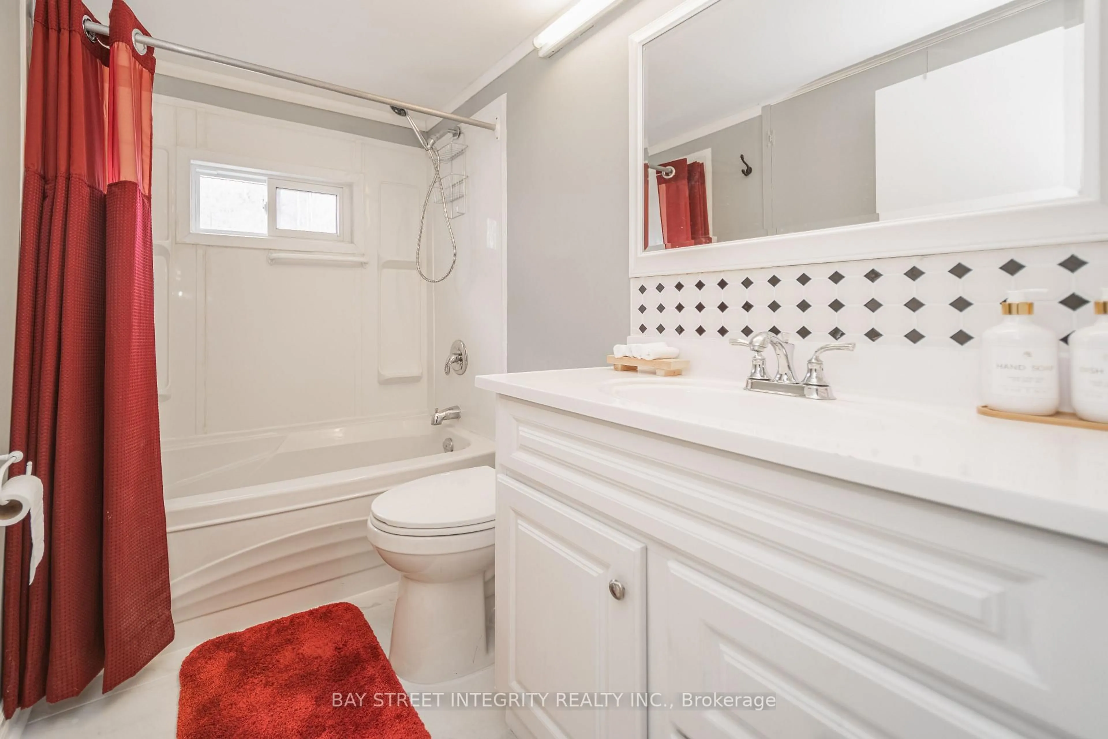 Standard bathroom, ceramic/tile floor for 74 De La Salle Blvd, Georgina Ontario L0E 1S0