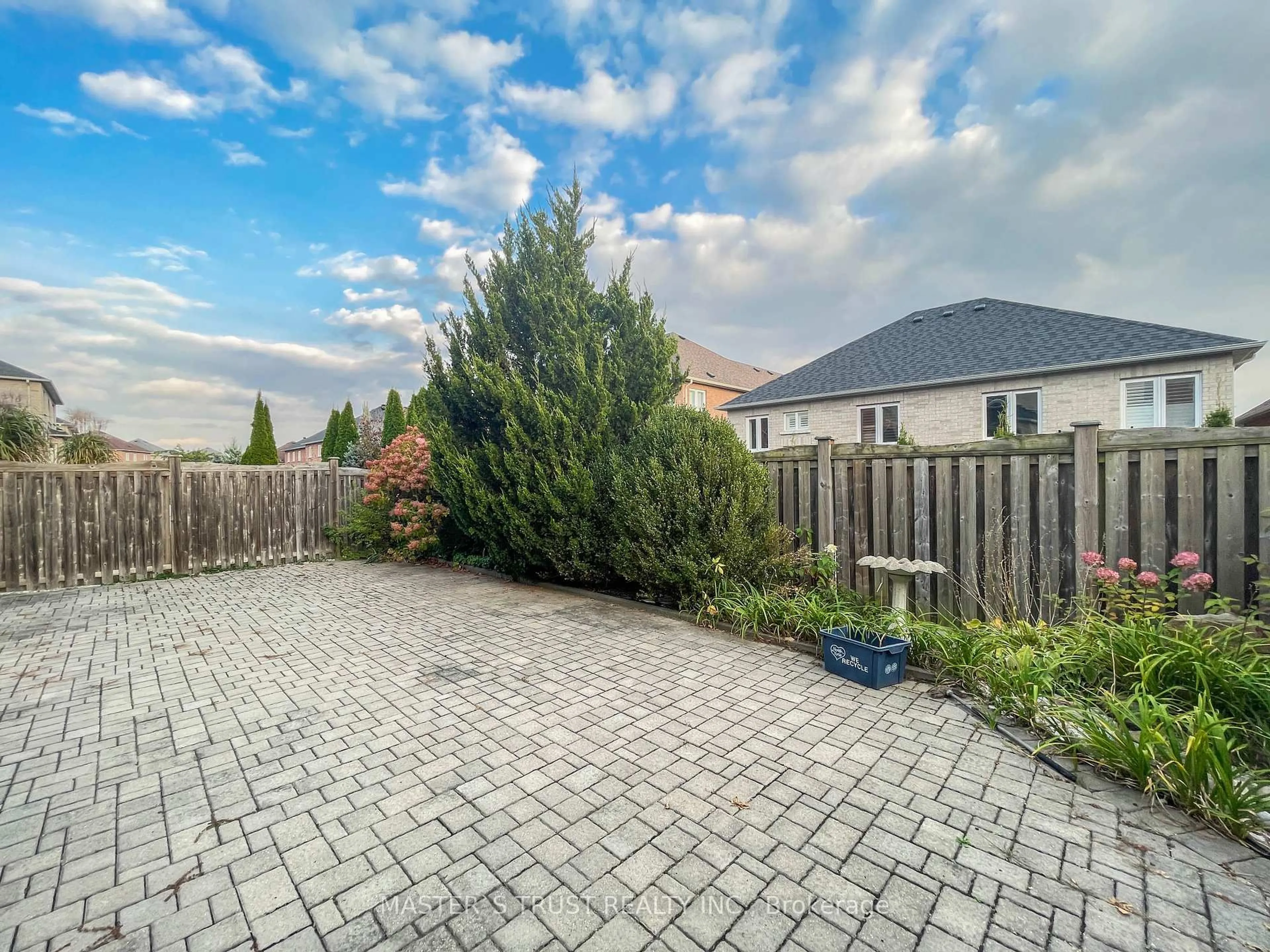 Patio, street for 70 Brass Dr, Richmond Hill Ontario L4E 4T5