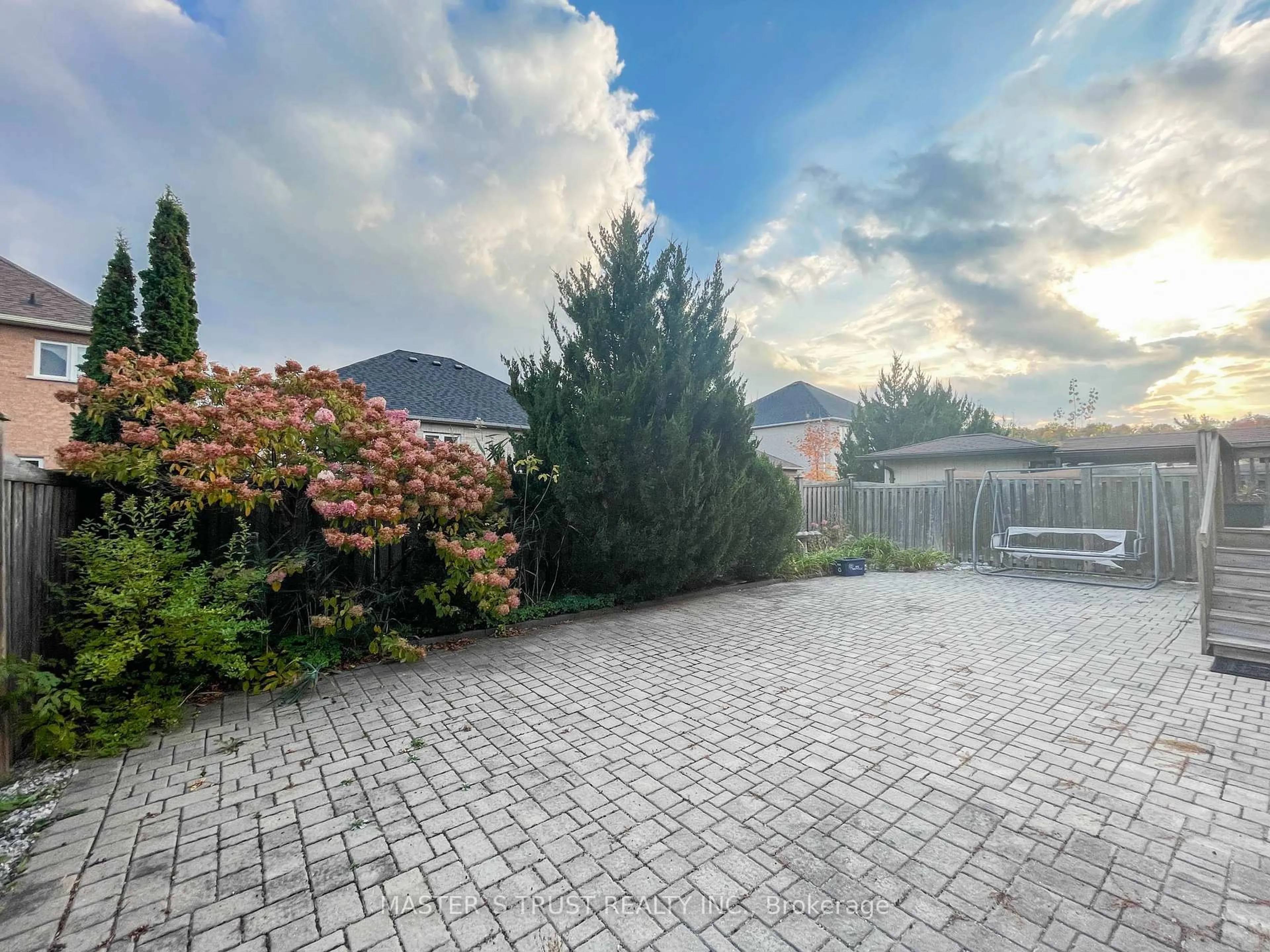 A pic from outside/outdoor area/front of a property/back of a property/a pic from drone, unknown for 70 Brass Dr, Richmond Hill Ontario L4E 4T5