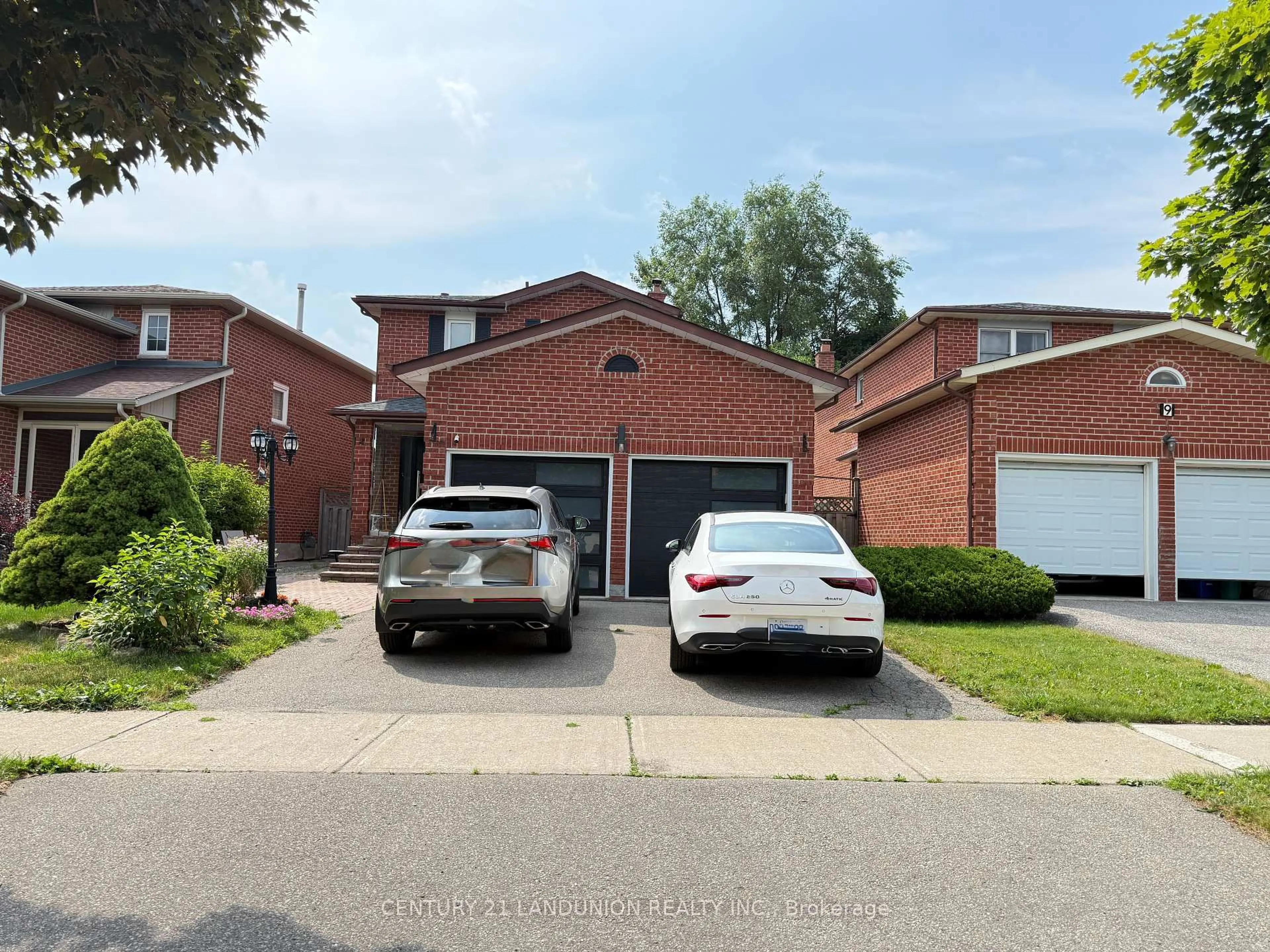 A pic from outside/outdoor area/front of a property/back of a property/a pic from drone, street for 11 Belvedere Cres, Richmond Hill Ontario L4C 8W3