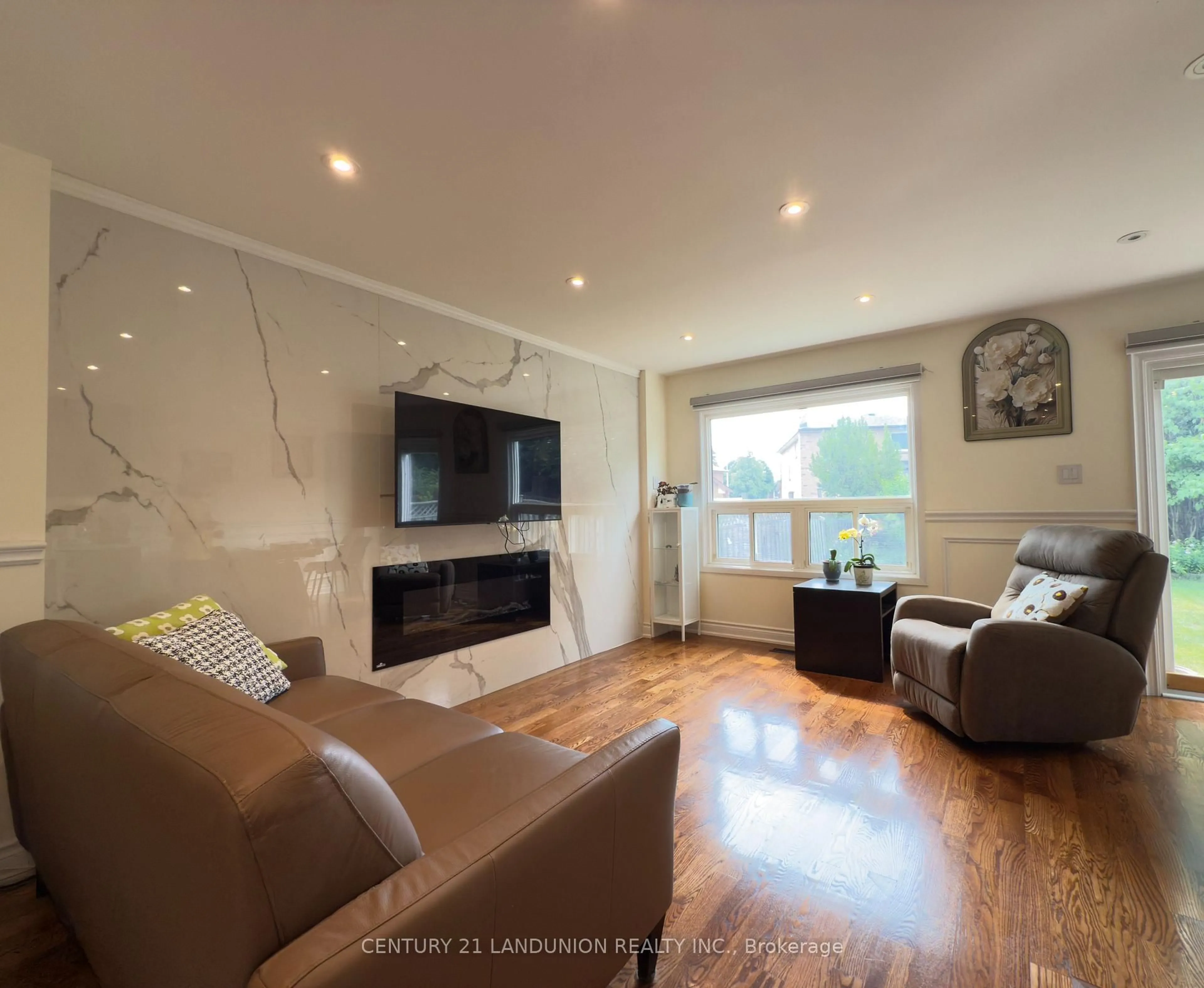 Living room with furniture, wood/laminate floor for 11 Belvedere Cres, Richmond Hill Ontario L4C 8W3