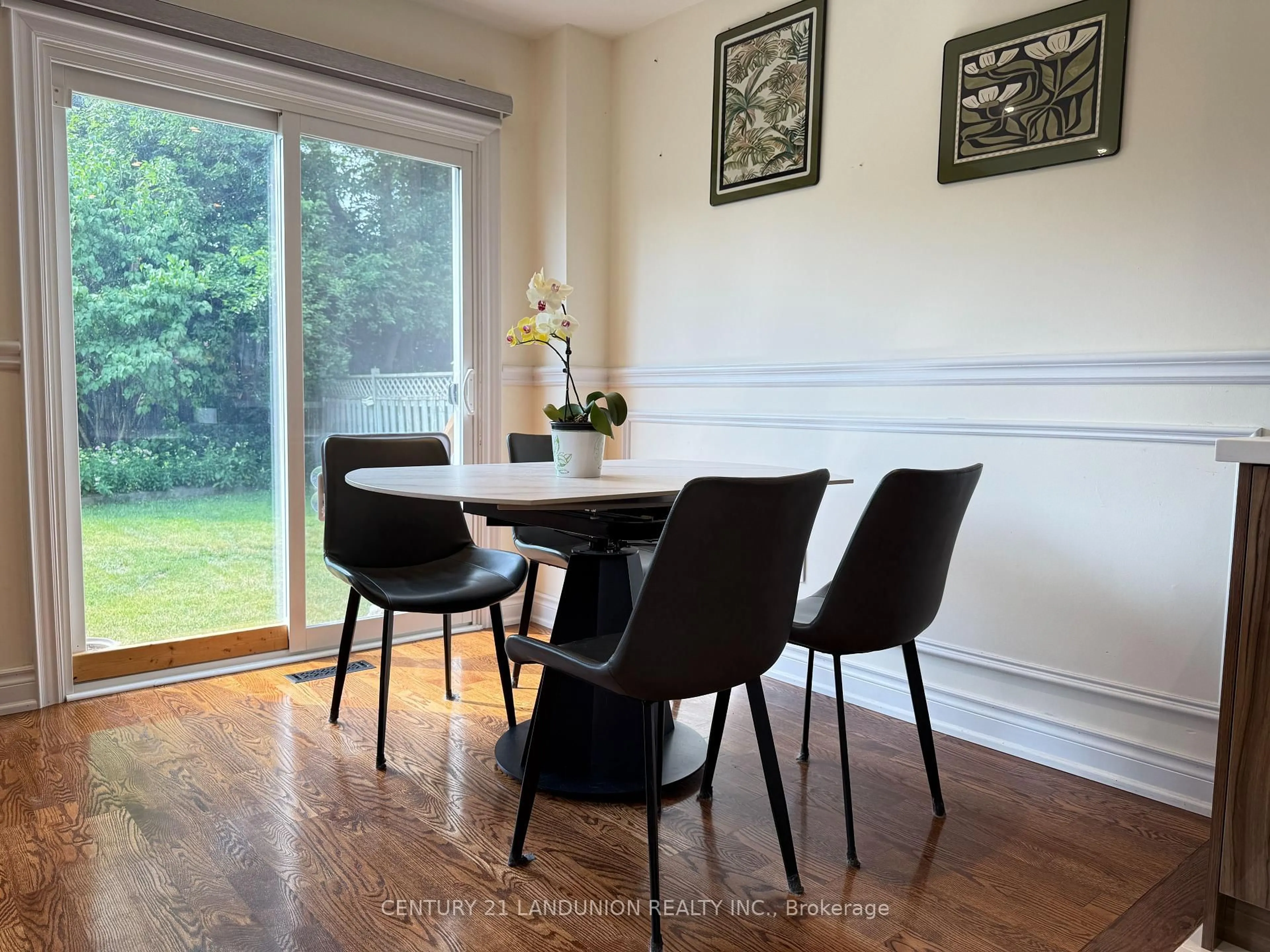Dining room, wood/laminate floor for 11 Belvedere Cres, Richmond Hill Ontario L4C 8W3