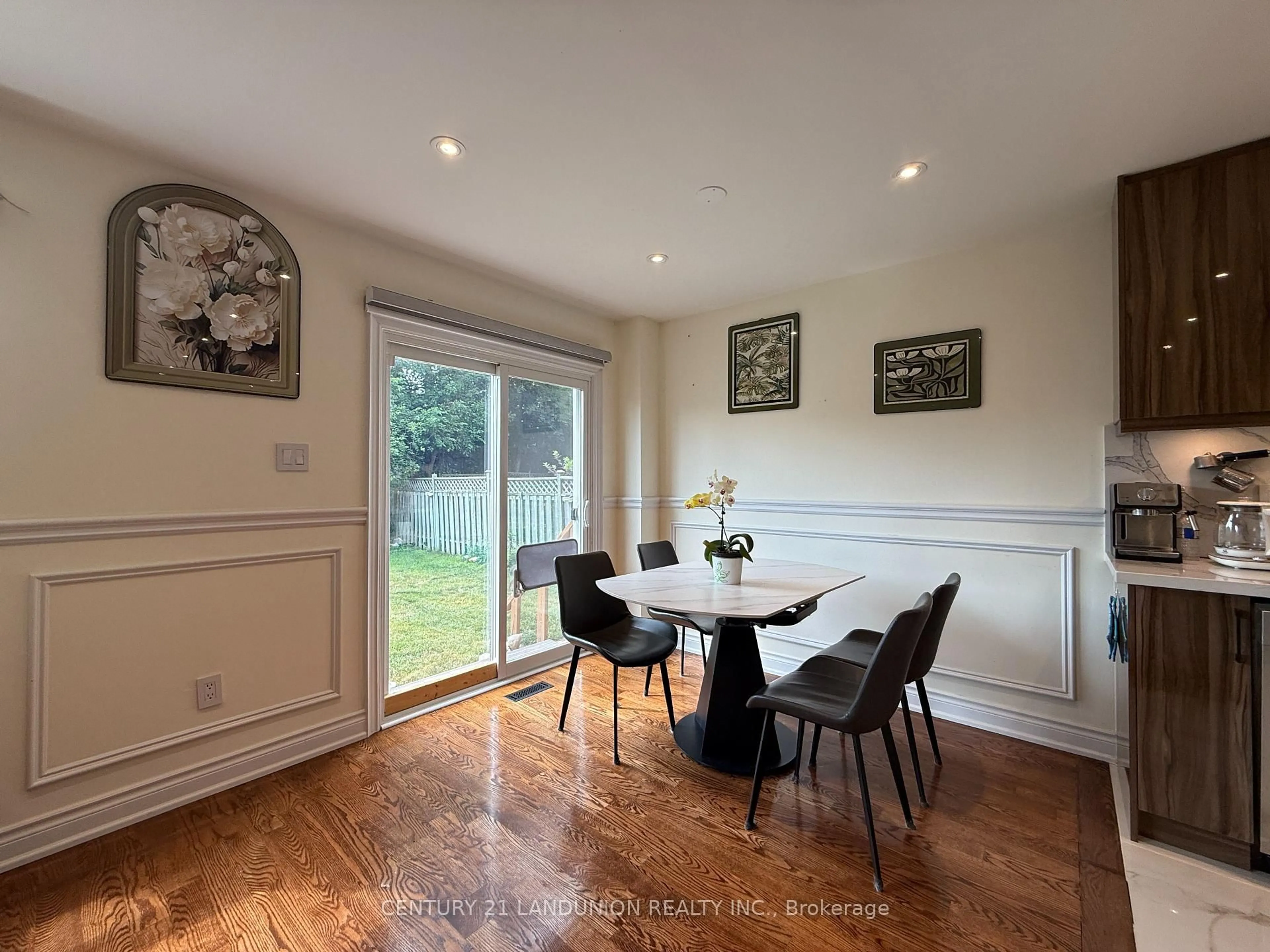 Dining room, wood/laminate floor for 11 Belvedere Cres, Richmond Hill Ontario L4C 8W3