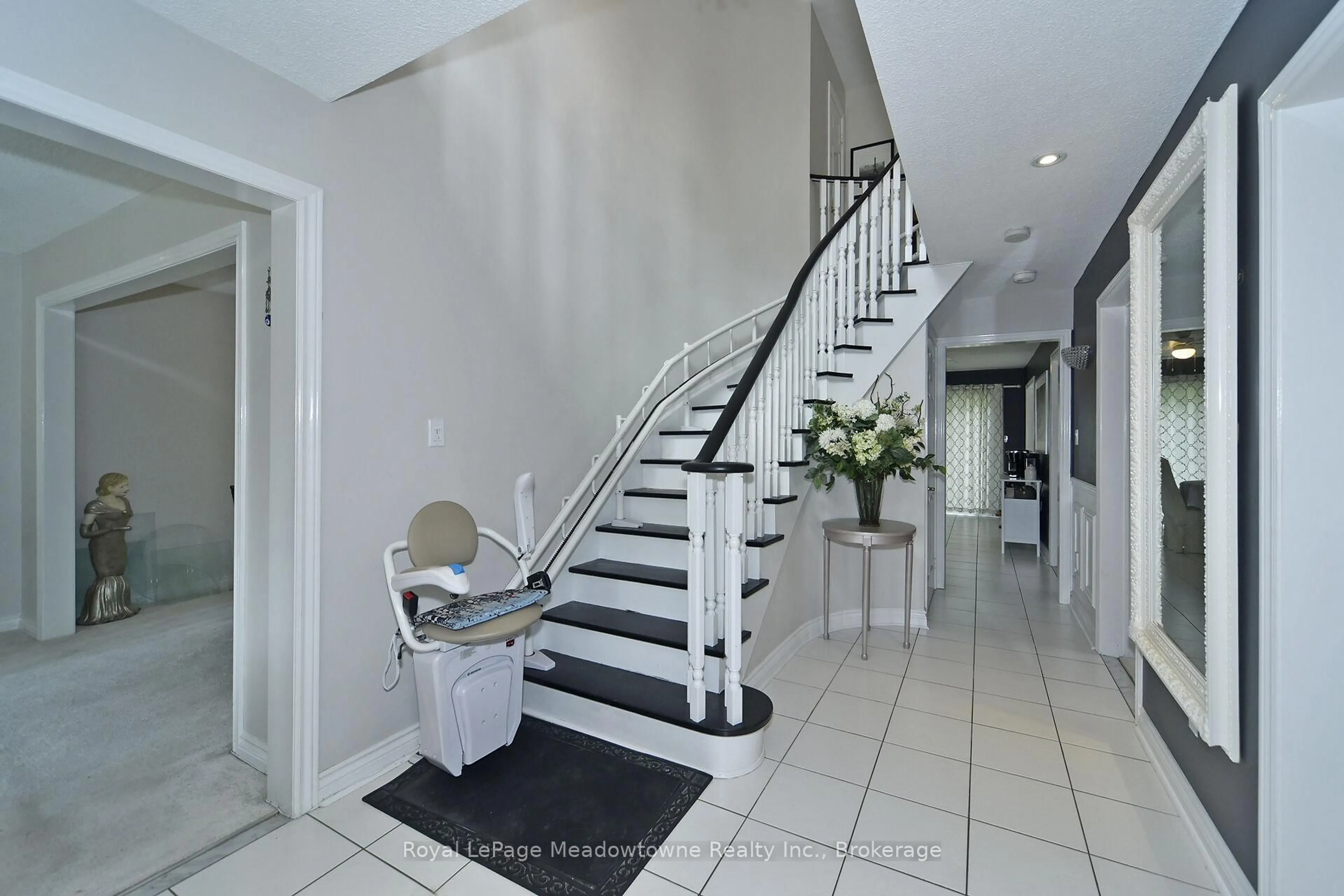 Indoor foyer for 30 Millrun Cres, Vaughan Ontario L4H 1A4