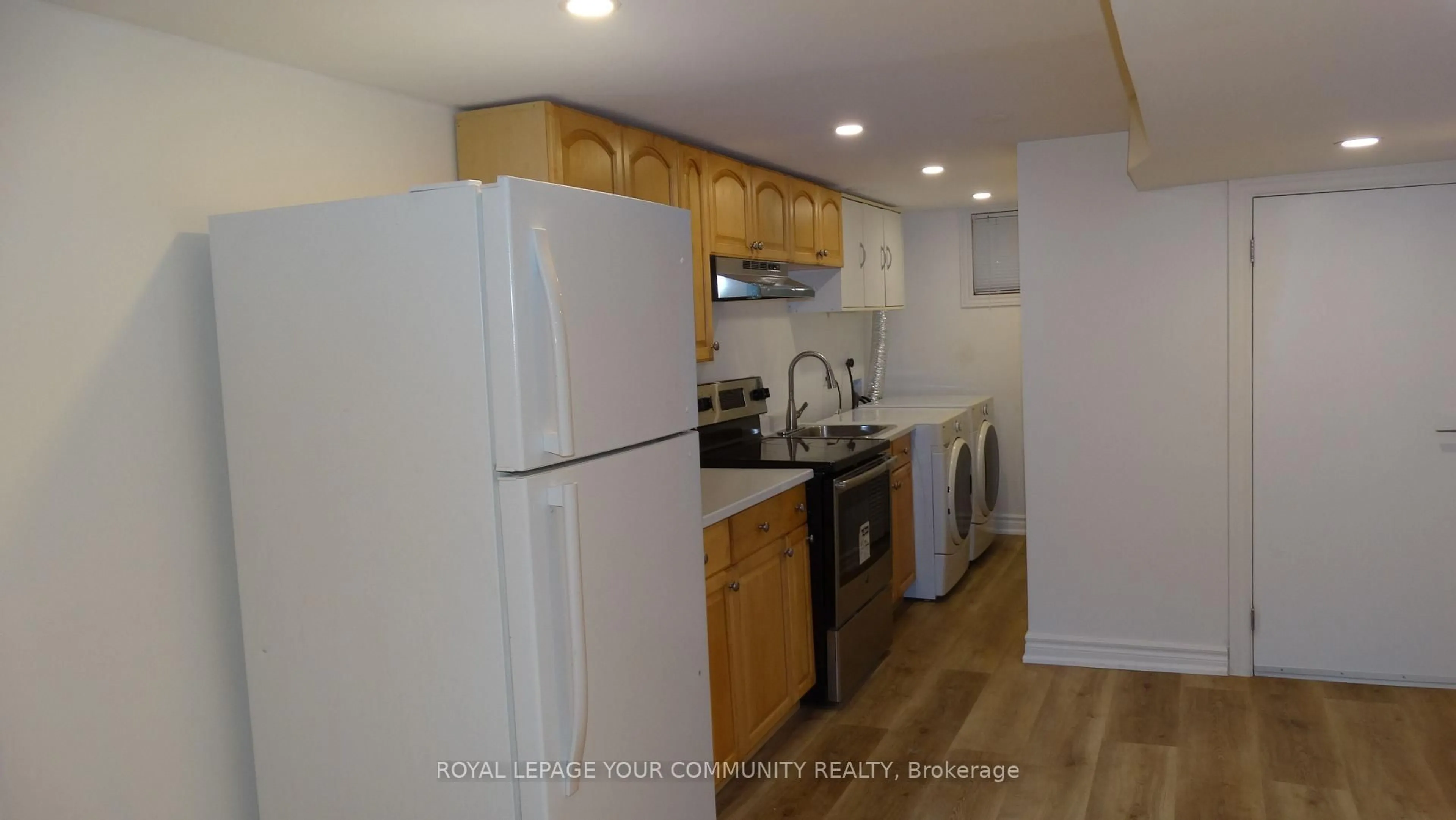 Standard kitchen, unknown for 83 Lundy's Lane, Newmarket Ontario L3Y 3R9