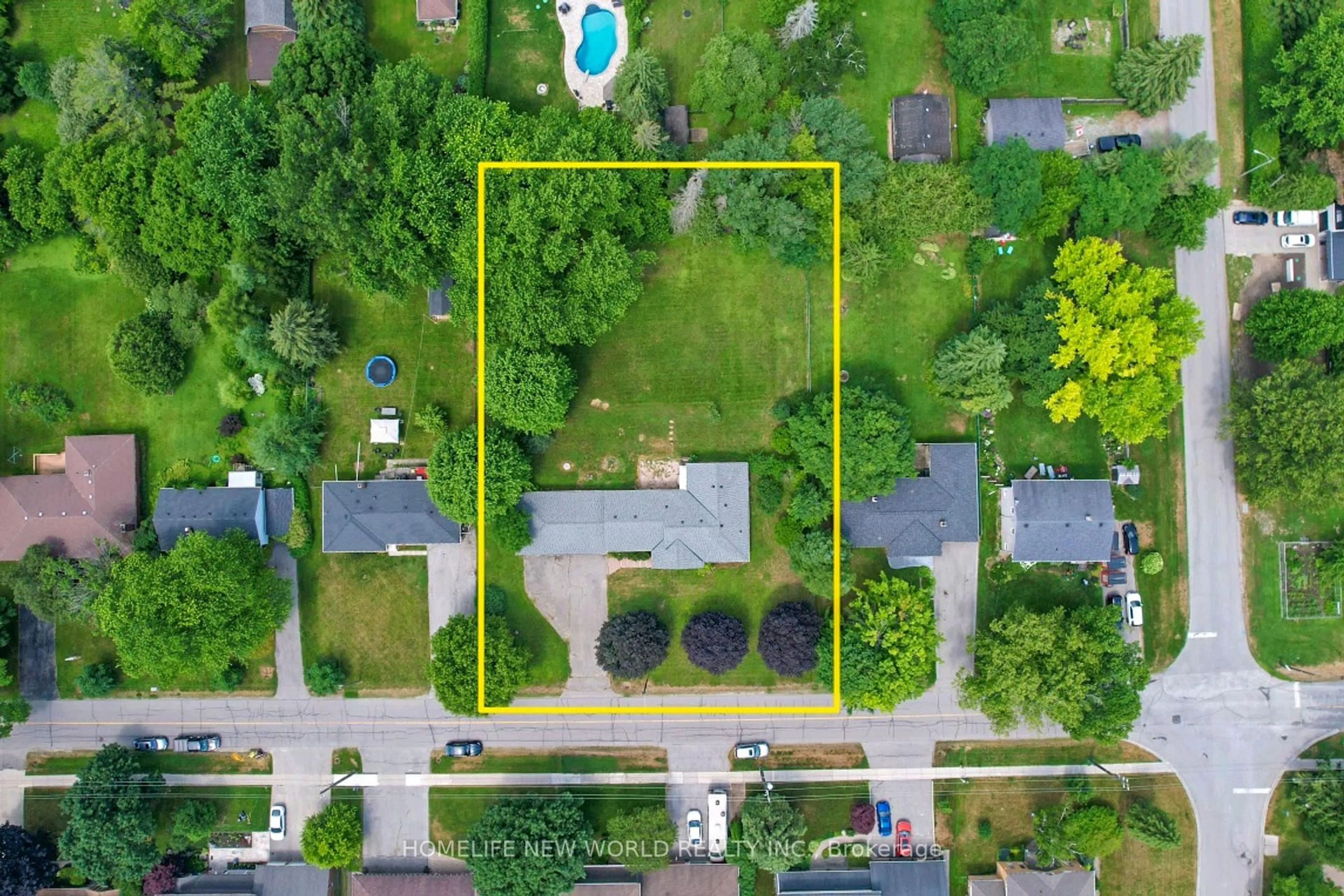 A pic from outside/outdoor area/front of a property/back of a property/a pic from drone, street for 66 Farr Ave, East Gwillimbury Ontario L0G 1V0
