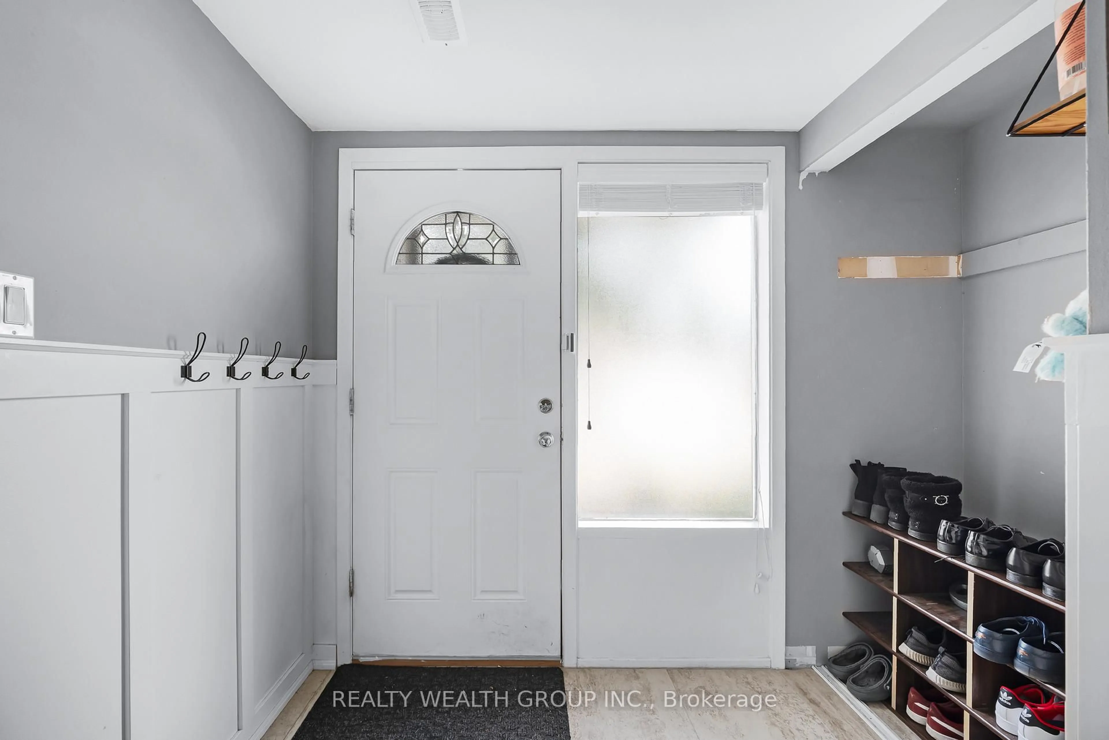Indoor entryway for 5 Poplar Cres #103, Aurora Ontario L4G 3M4