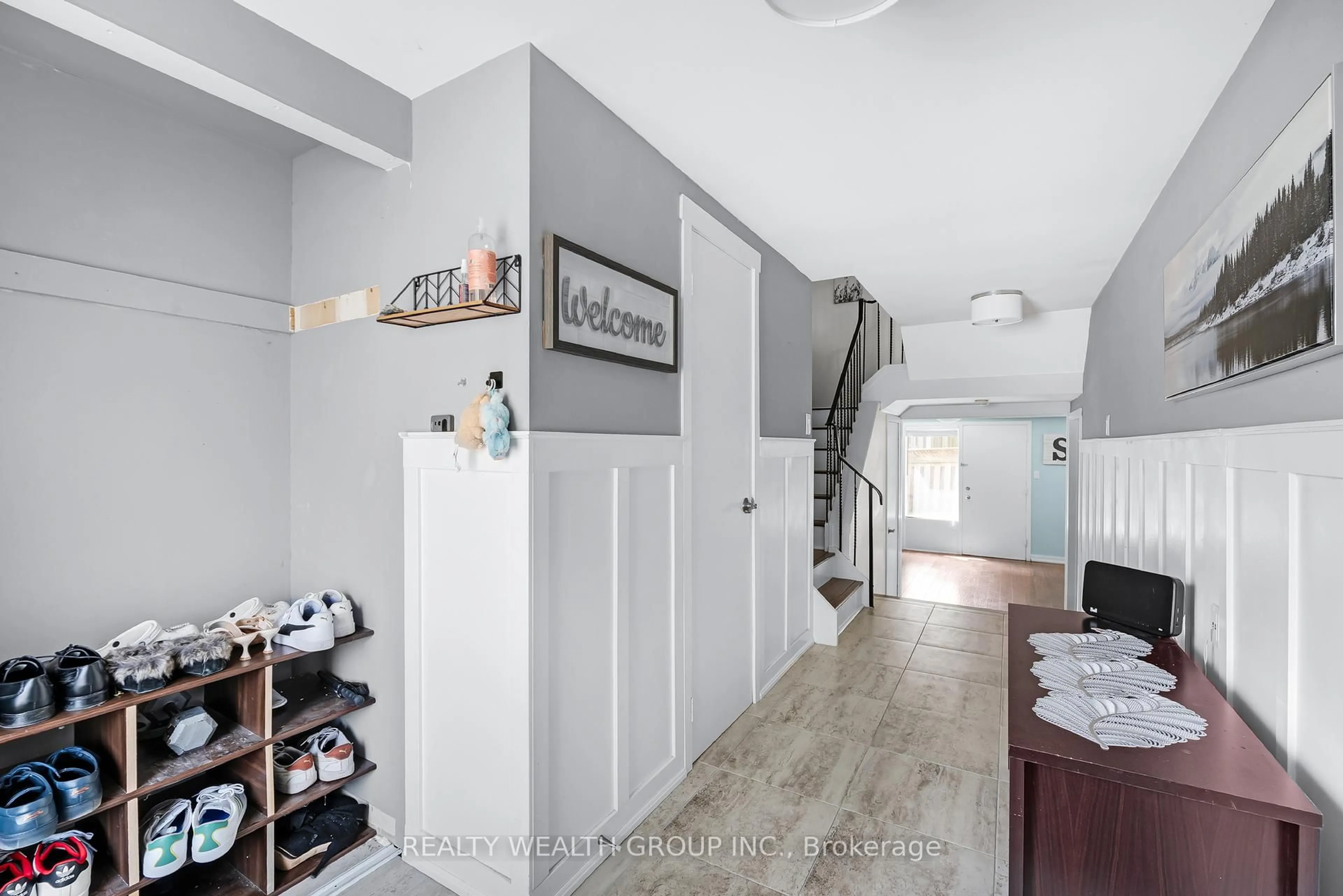 Indoor entryway for 5 Poplar Cres #103, Aurora Ontario L4G 3M4