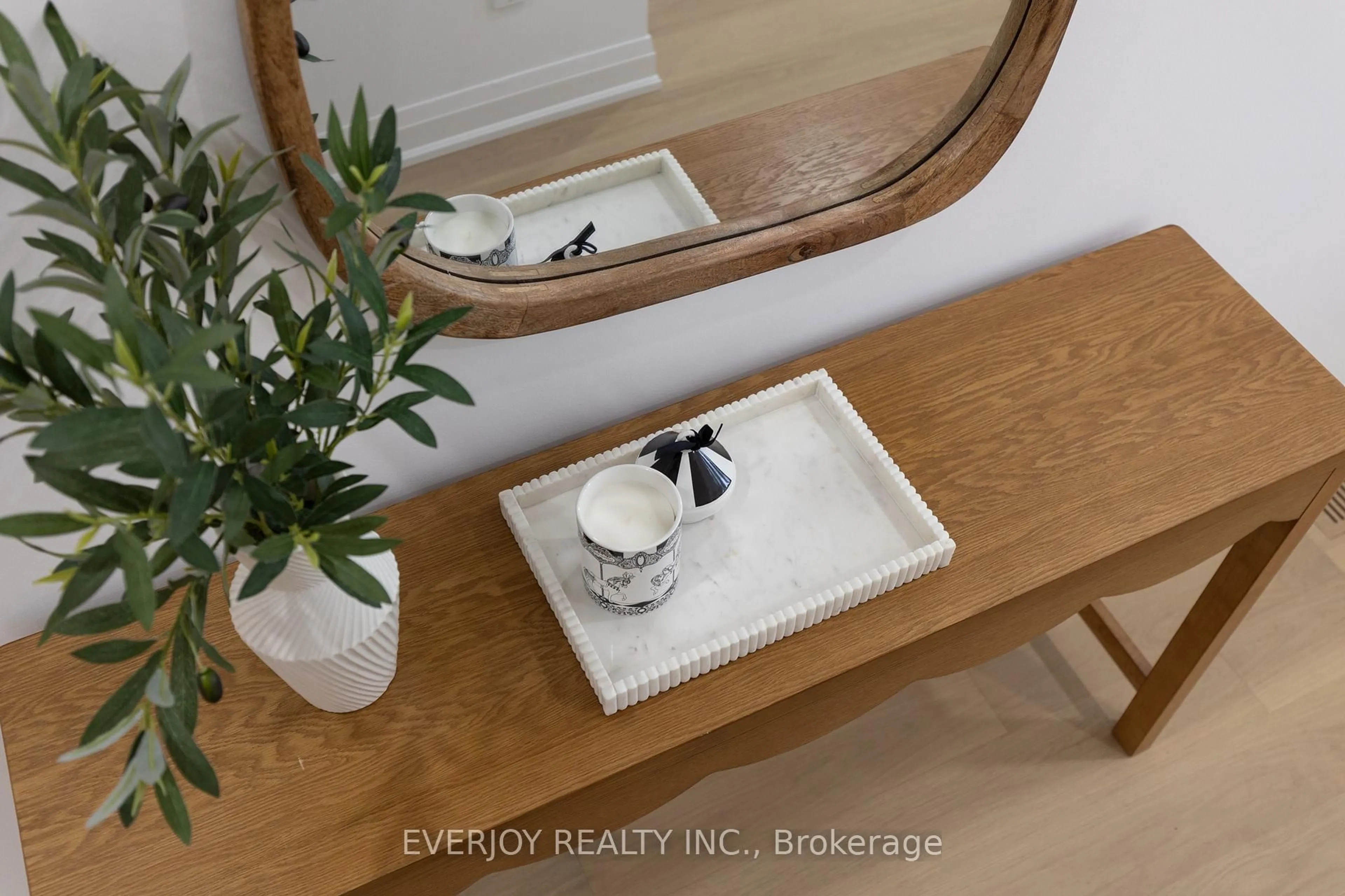 Indoor entryway for 20 Wintam Pl, Markham Ontario L6C 0E3