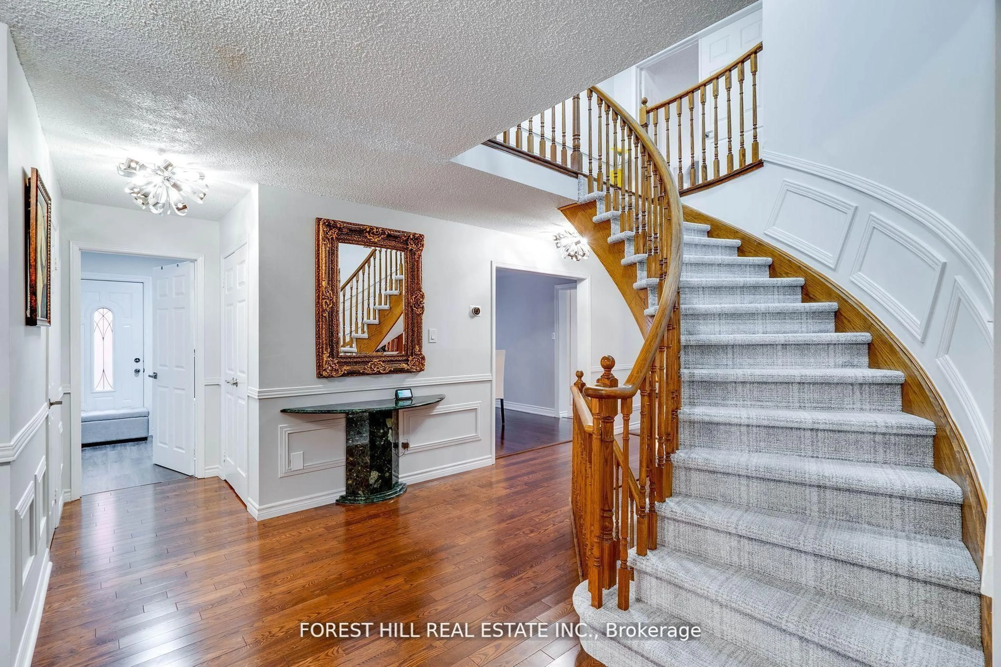 Indoor foyer for 48 Haskell Cres, Aurora Ontario L4G 5T3