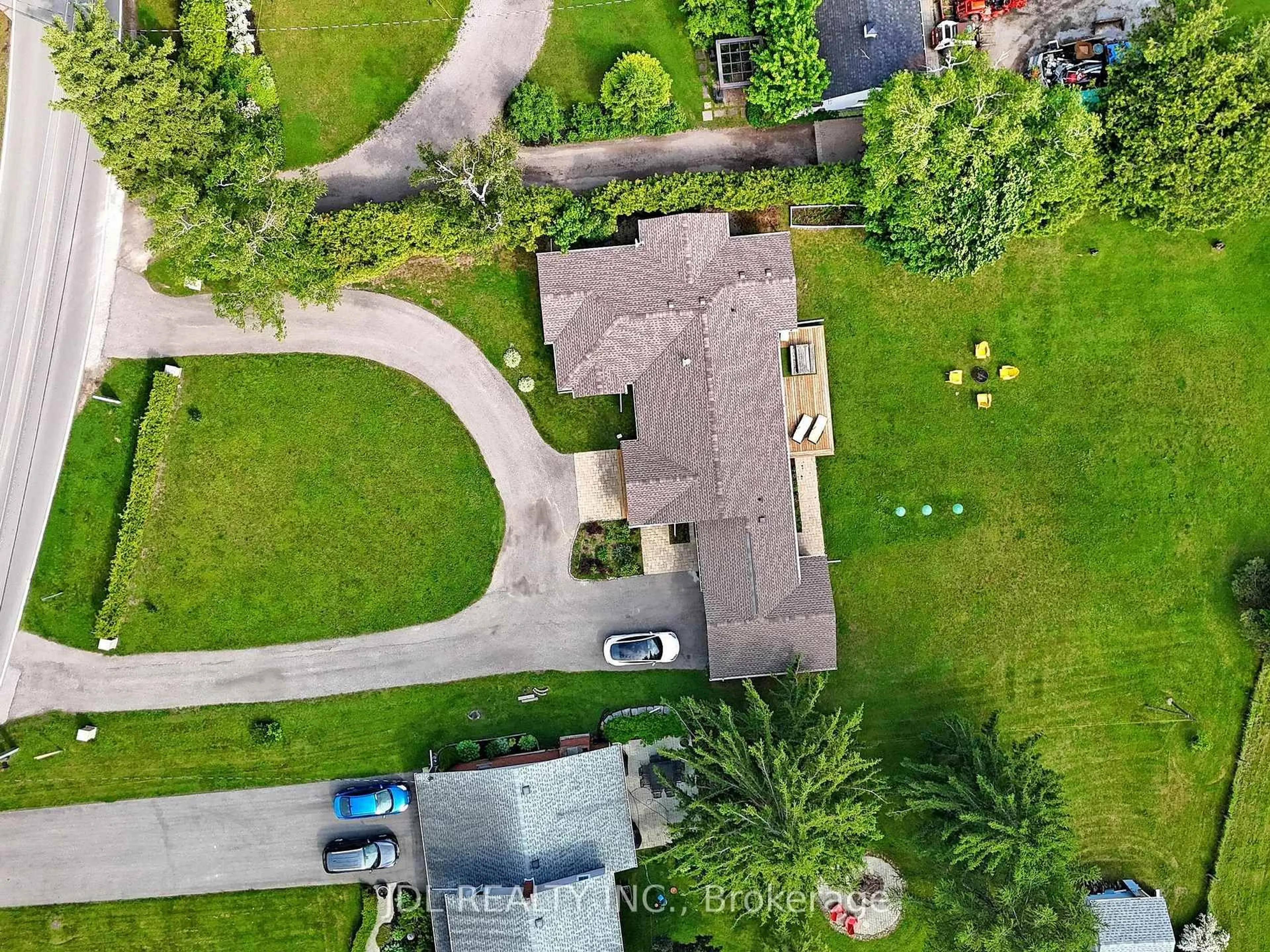 A pic from outside/outdoor area/front of a property/back of a property/a pic from drone, street for 11 Hedge Rd, Georgina Ontario L0E 1R0