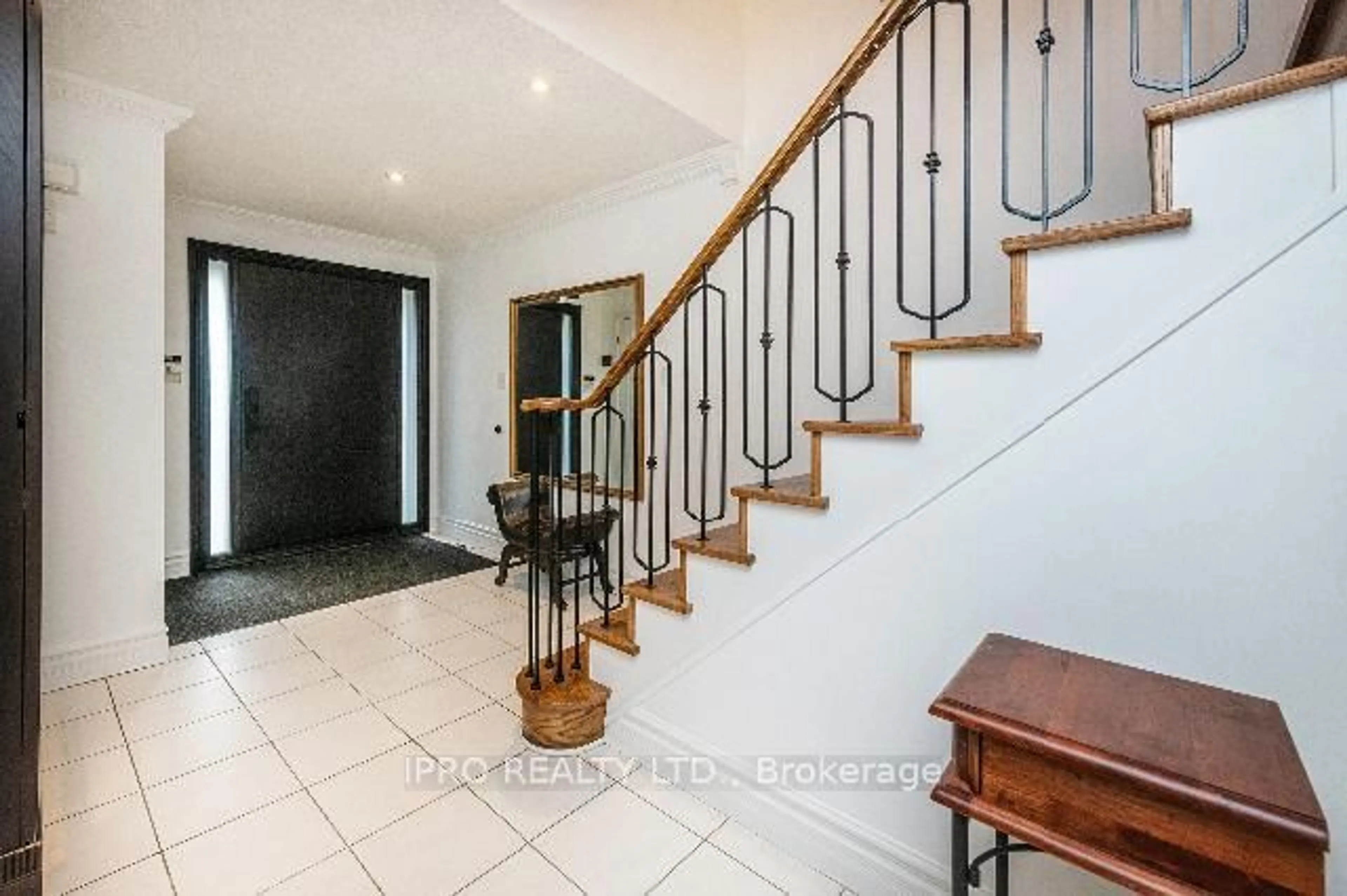 Indoor foyer for 54 Embassy Dr, Vaughan Ontario L4L 5B1